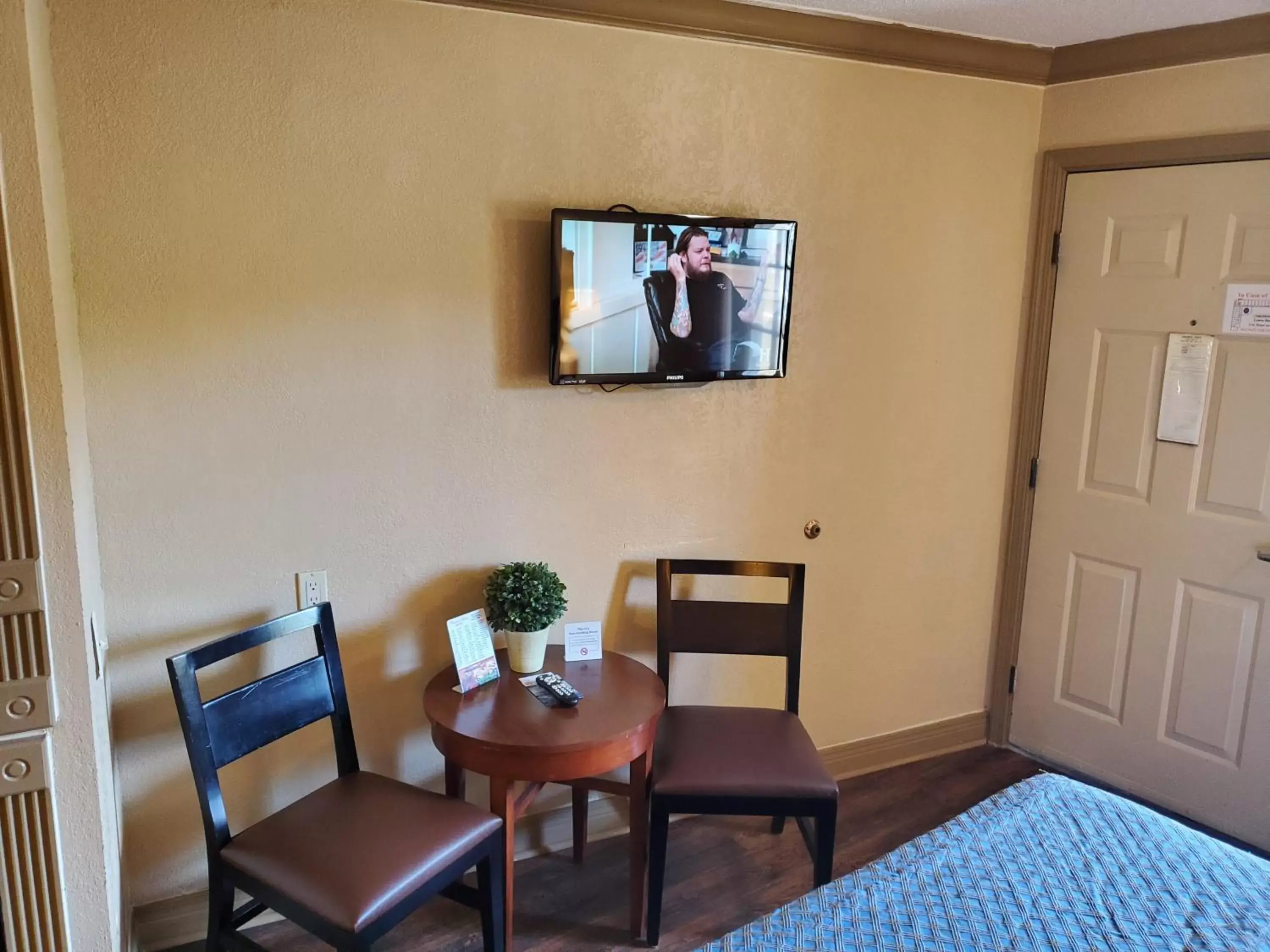 TV and multimedia, TV/Entertainment Center in Colonial House Motel