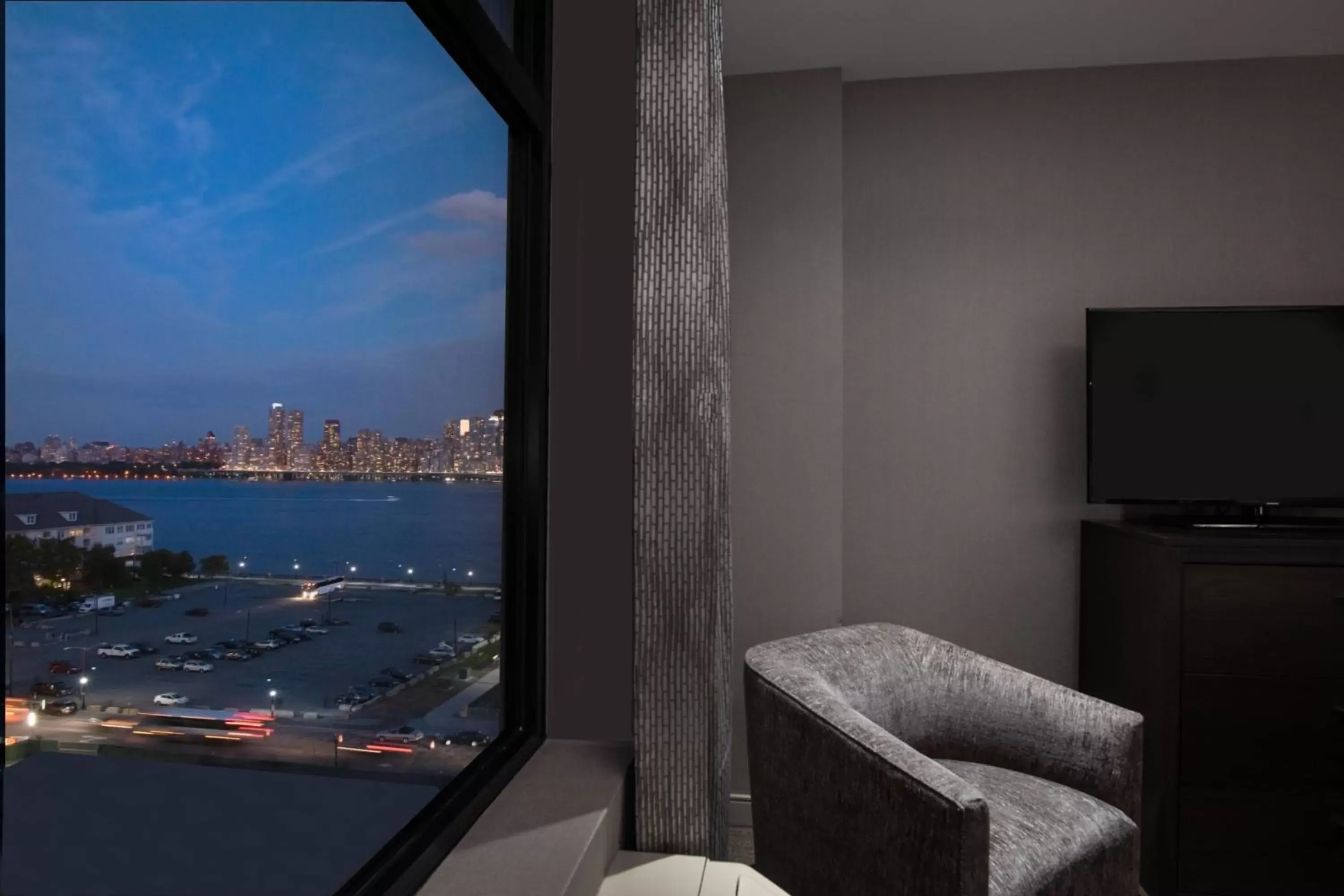 Bedroom, TV/Entertainment Center in Residence Inn by Marriott Weehawken