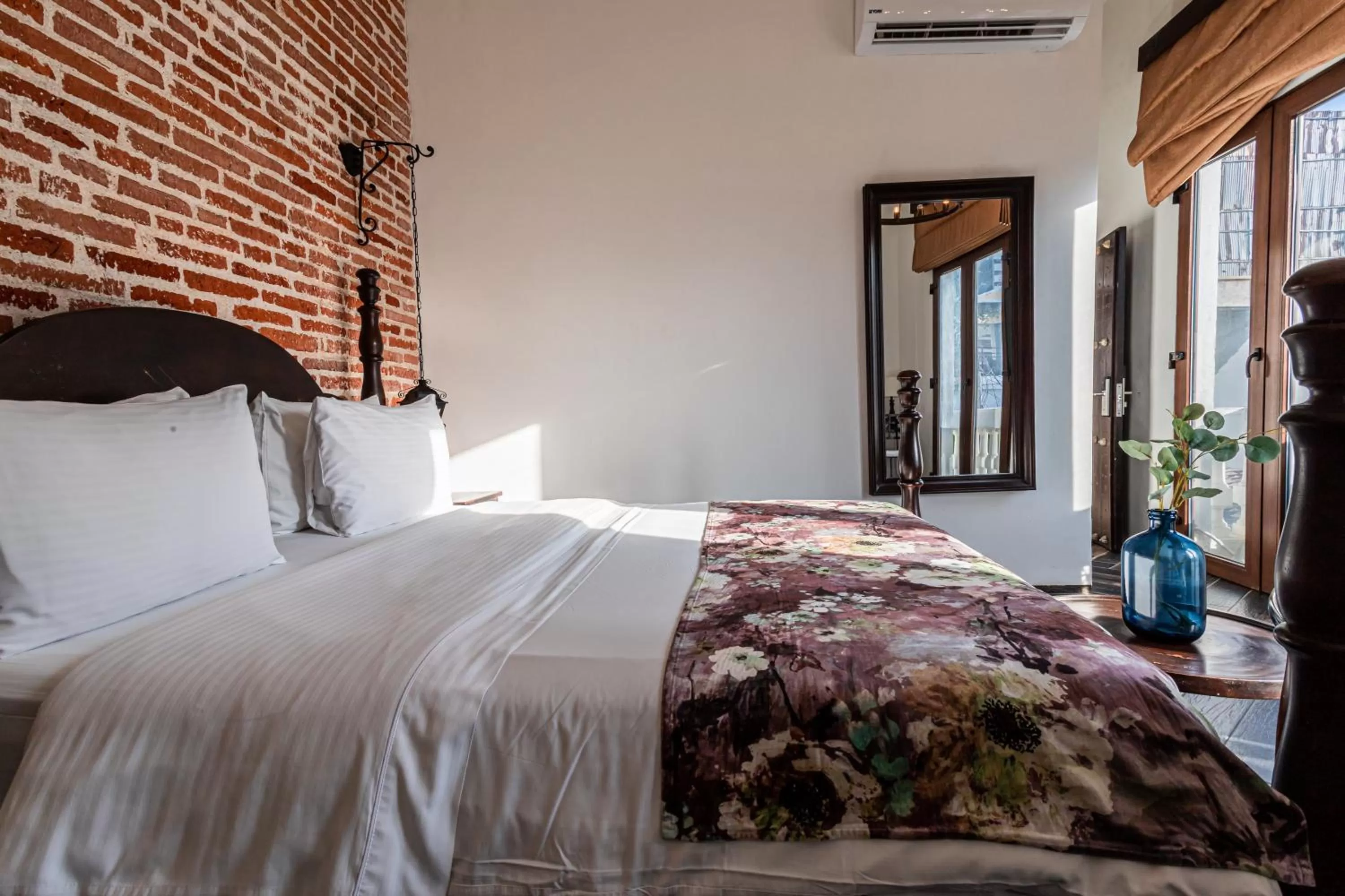 Bed in Soy Local Insignia