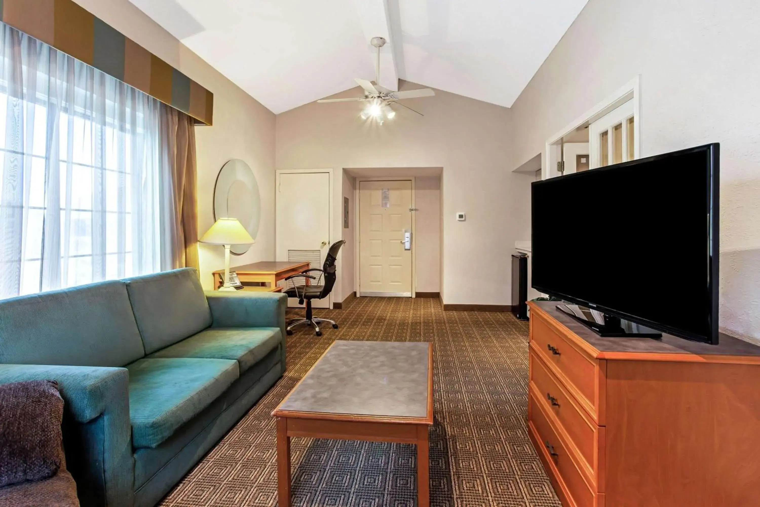 Photo of the whole room, Seating Area in La Quinta Inn by Wyndham College Station