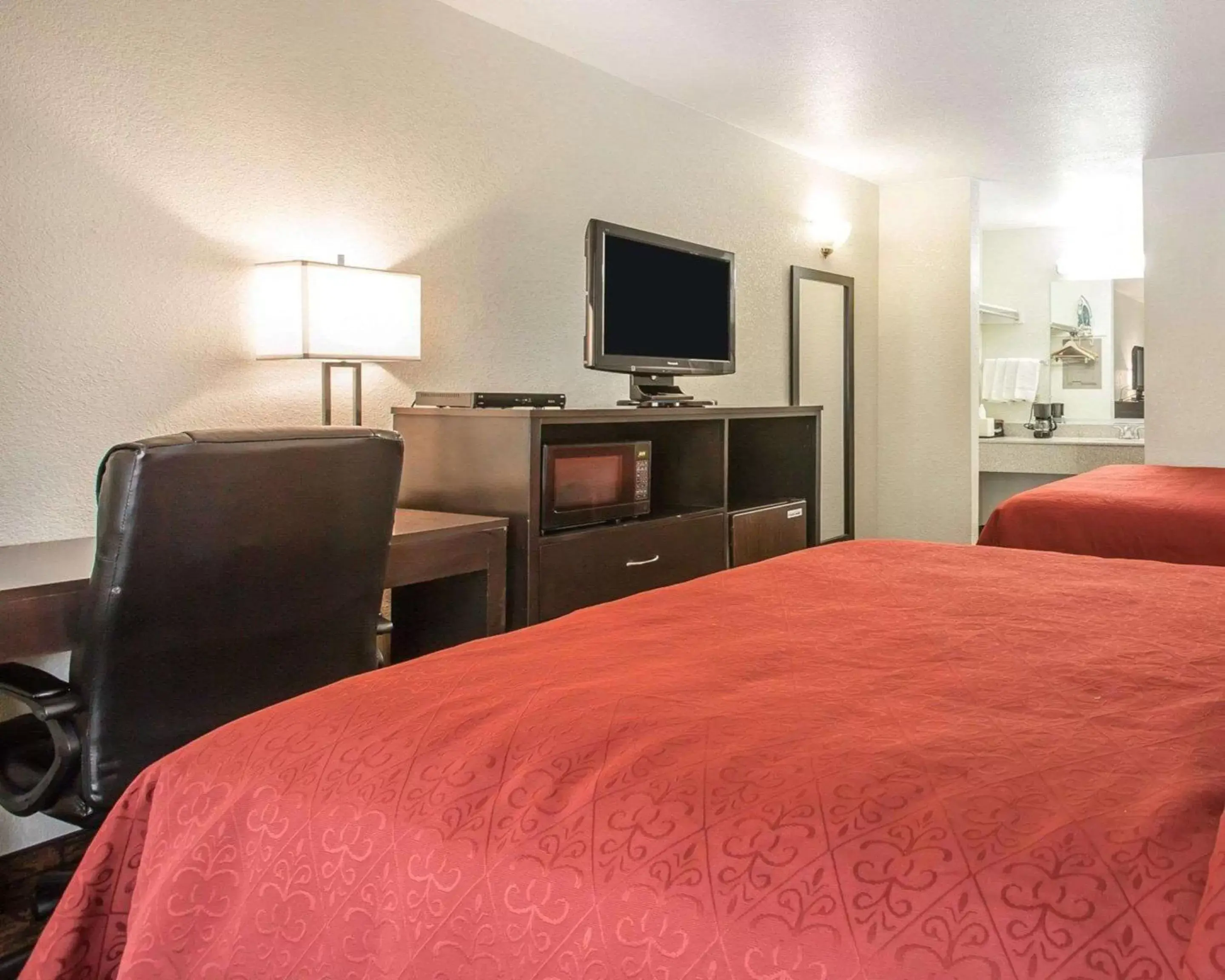 Photo of the whole room, Bed in Quality Inn & Suites Woodland- Sacramento Airport