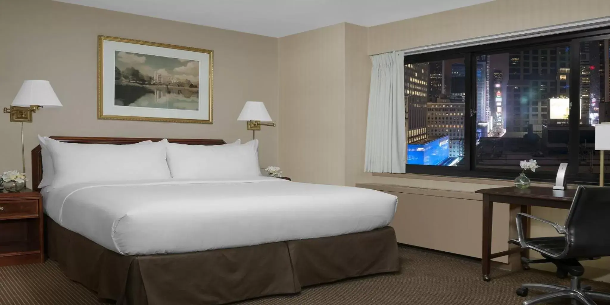 Photo of the whole room, Bed in The Manhattan at Times Square