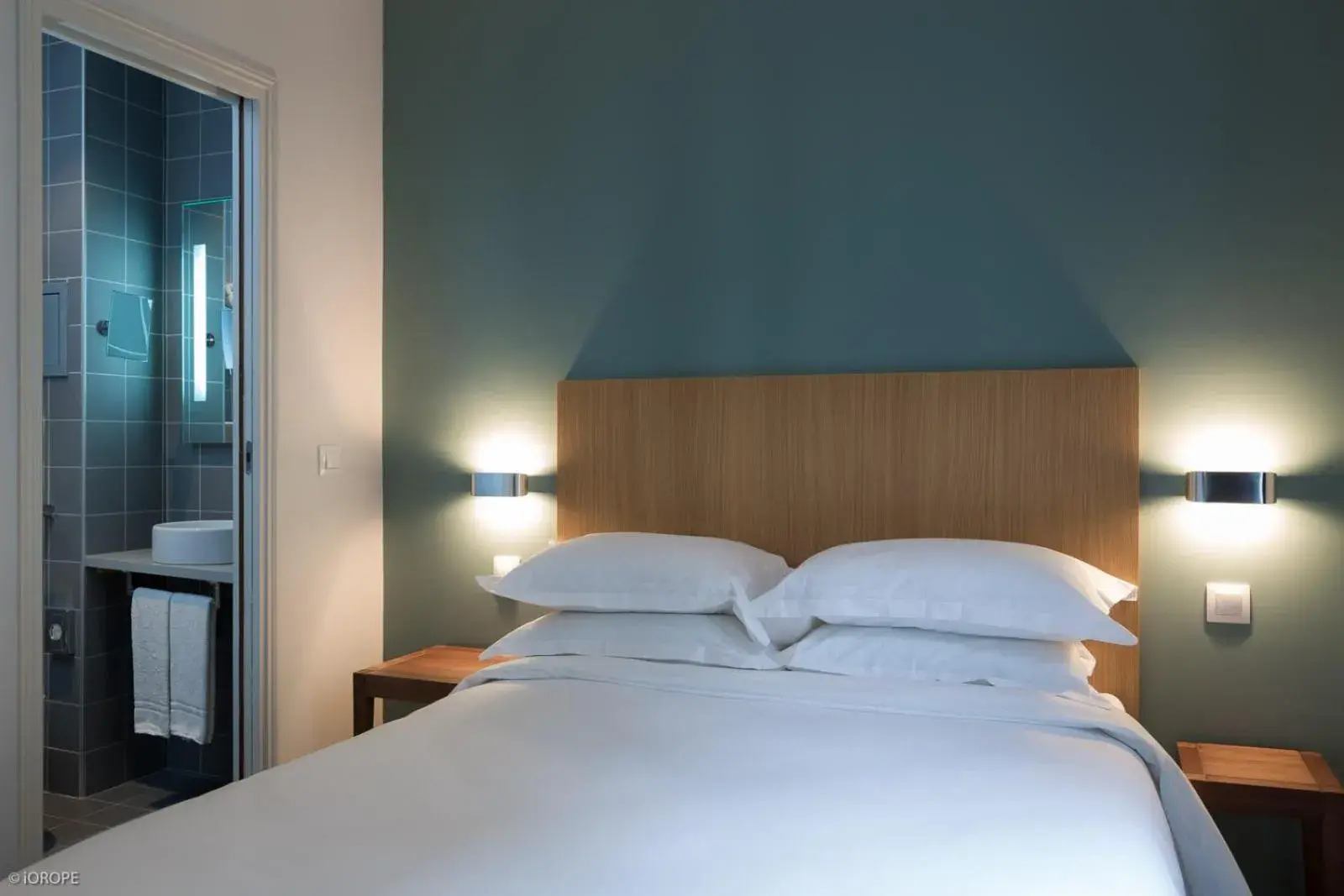 Bed in Hotel Mirabeau Eiffel