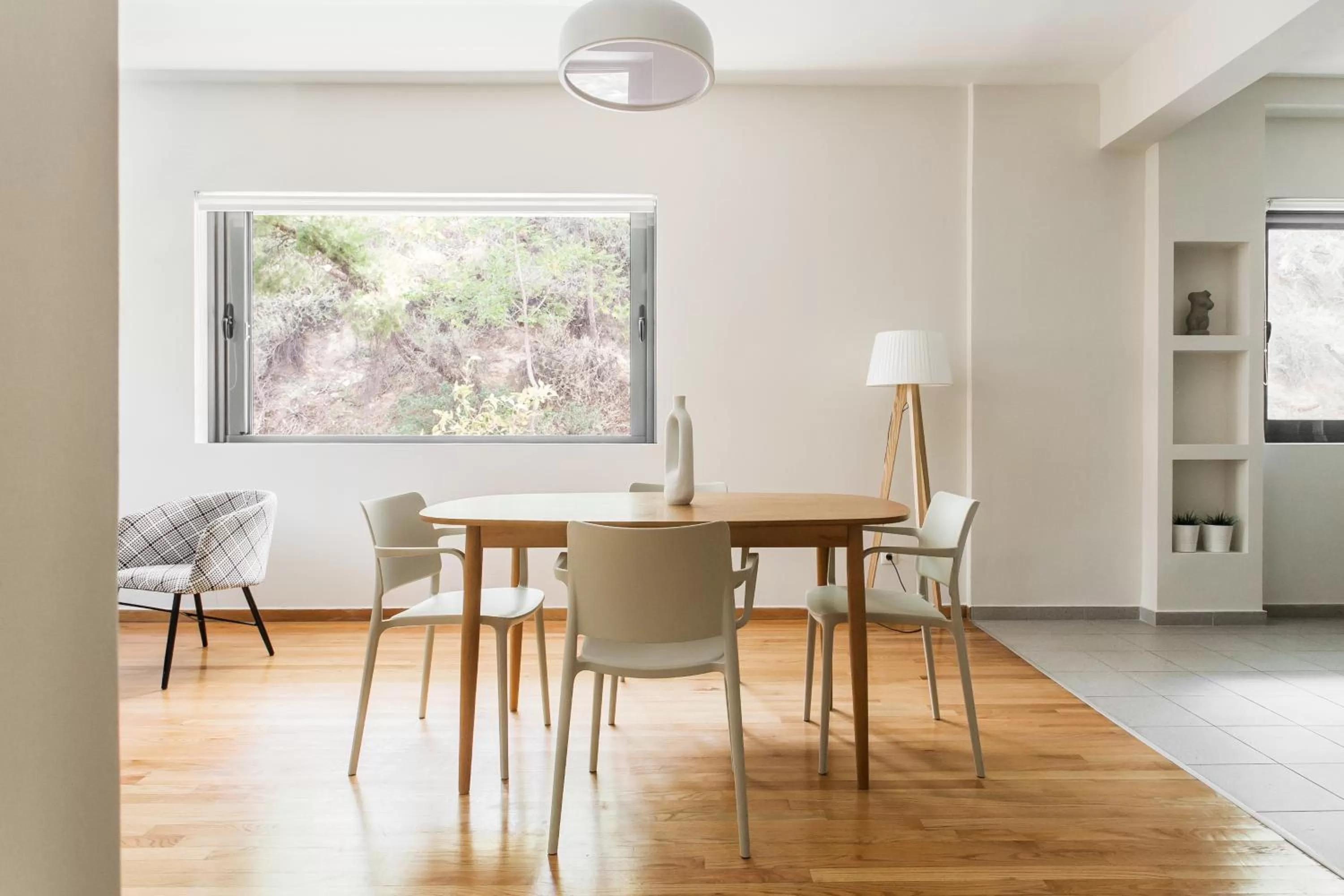 Dining Area in ZOIA The Hill by UPSTREET