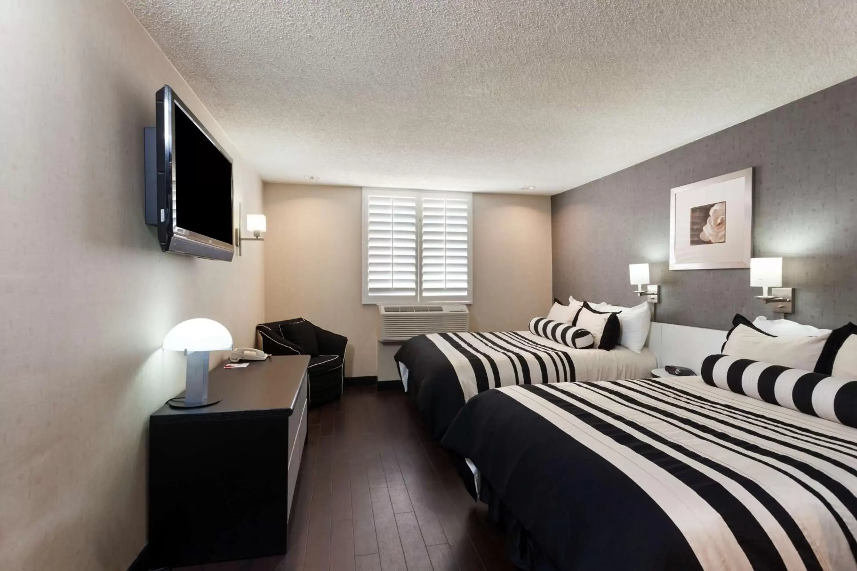 Photo of the whole room, Room Photo in Ramada Plaza by Wyndham West Hollywood Hotel & Suites
