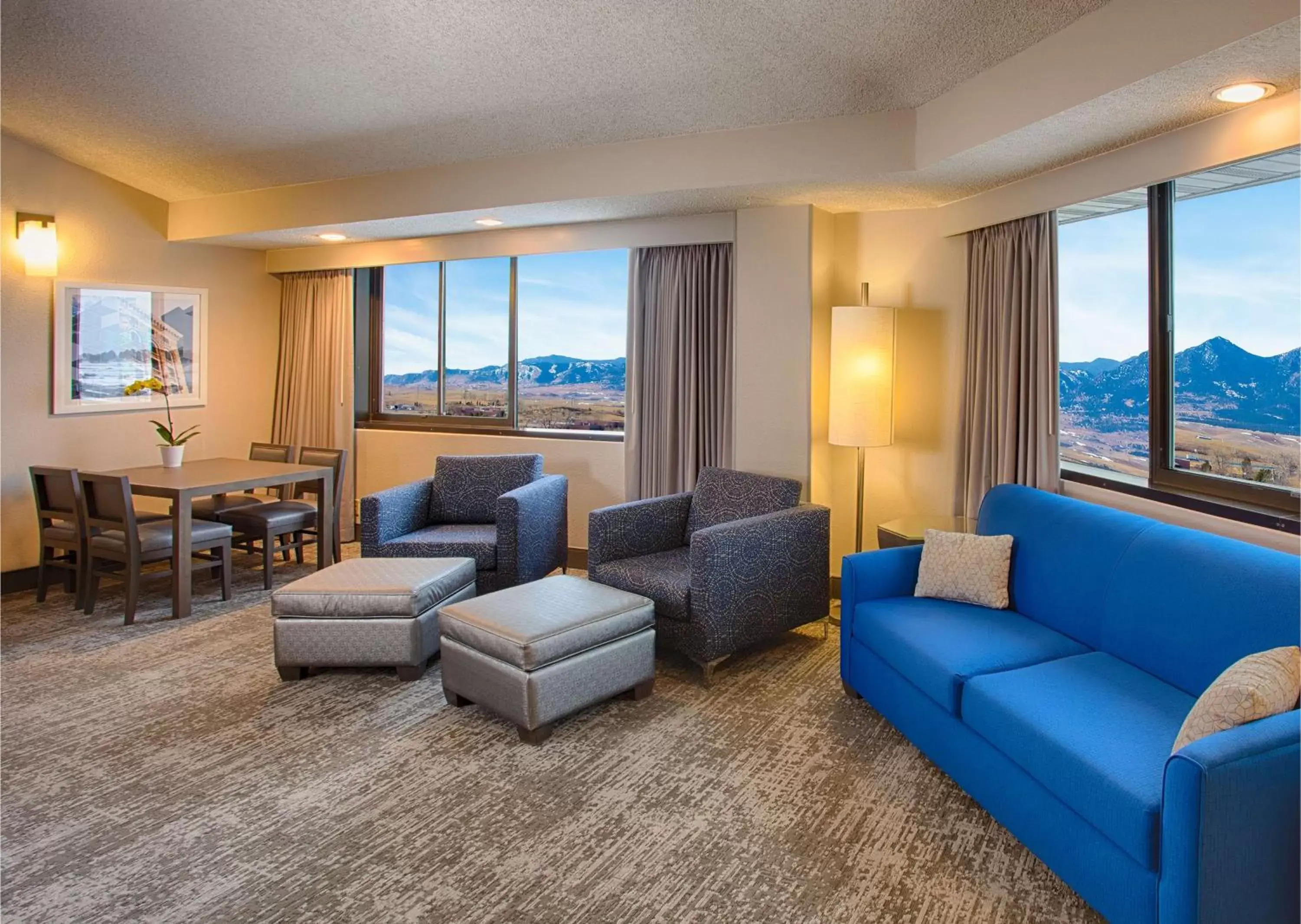 Living room, Seating Area in DoubleTree by Hilton Denver/Westminister