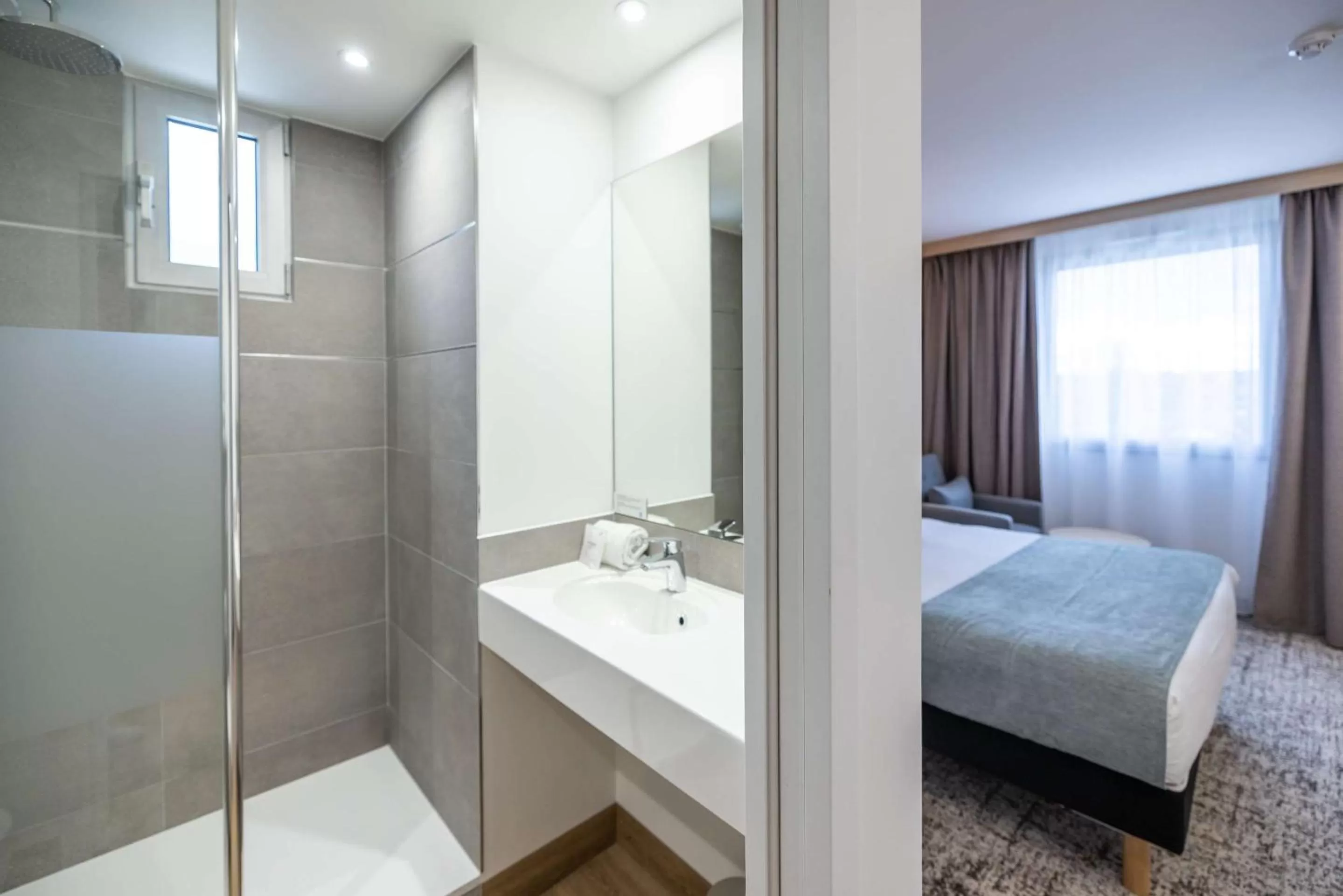 Shower, Bed in Sure Hotel by Best Western Bordeaux Lac