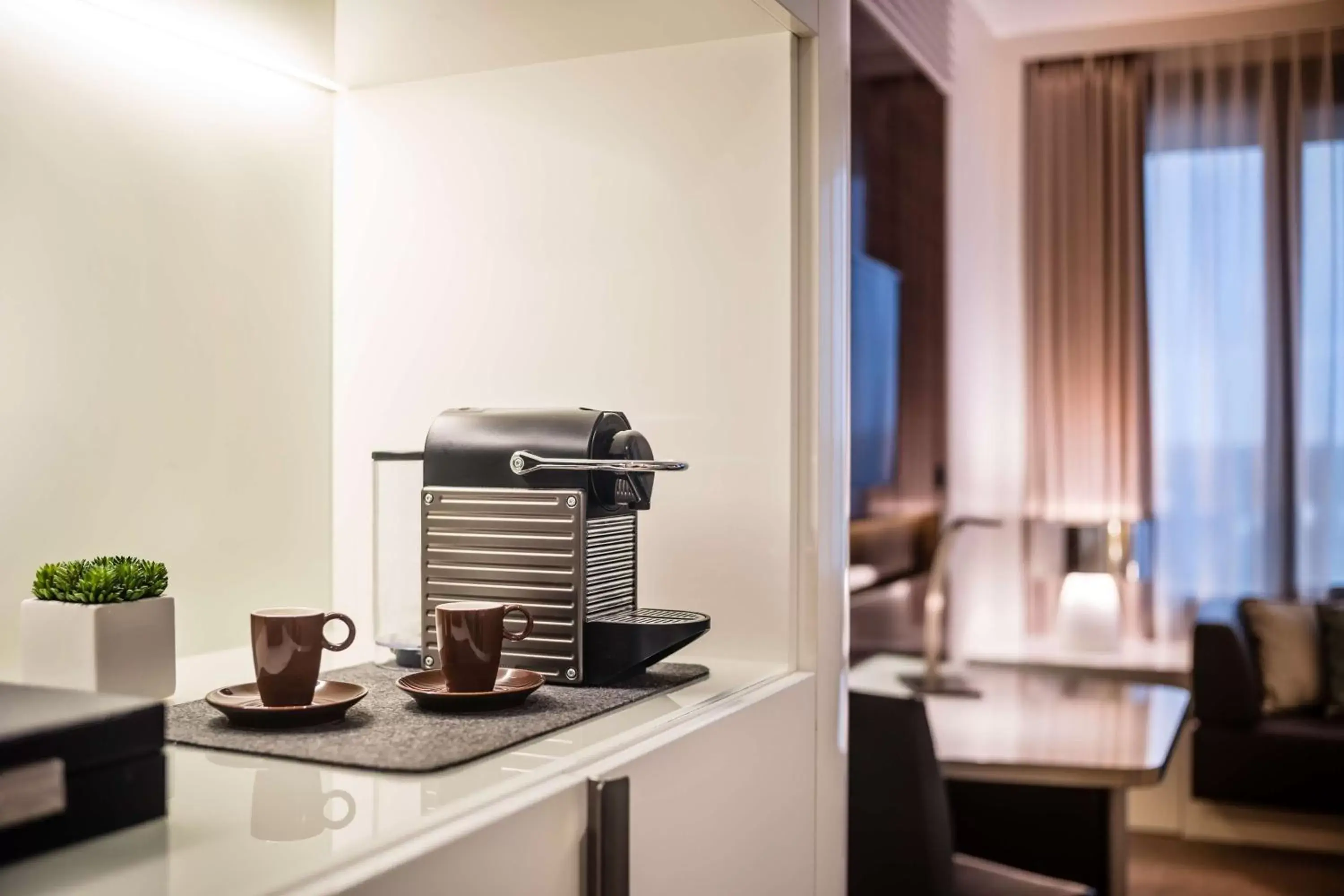 Bedroom, Kitchen/Kitchenette in Lindner Hotel Dusseldorf Seestern, part of JdV by Hyatt