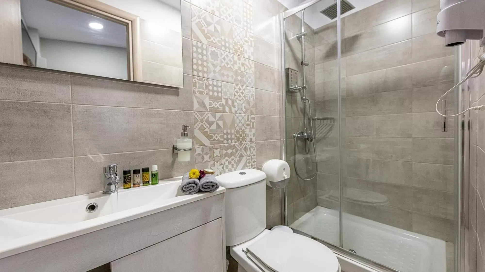 Bathroom in Comfort Stay Airport Studios - FREE shuttle from the Athens airport