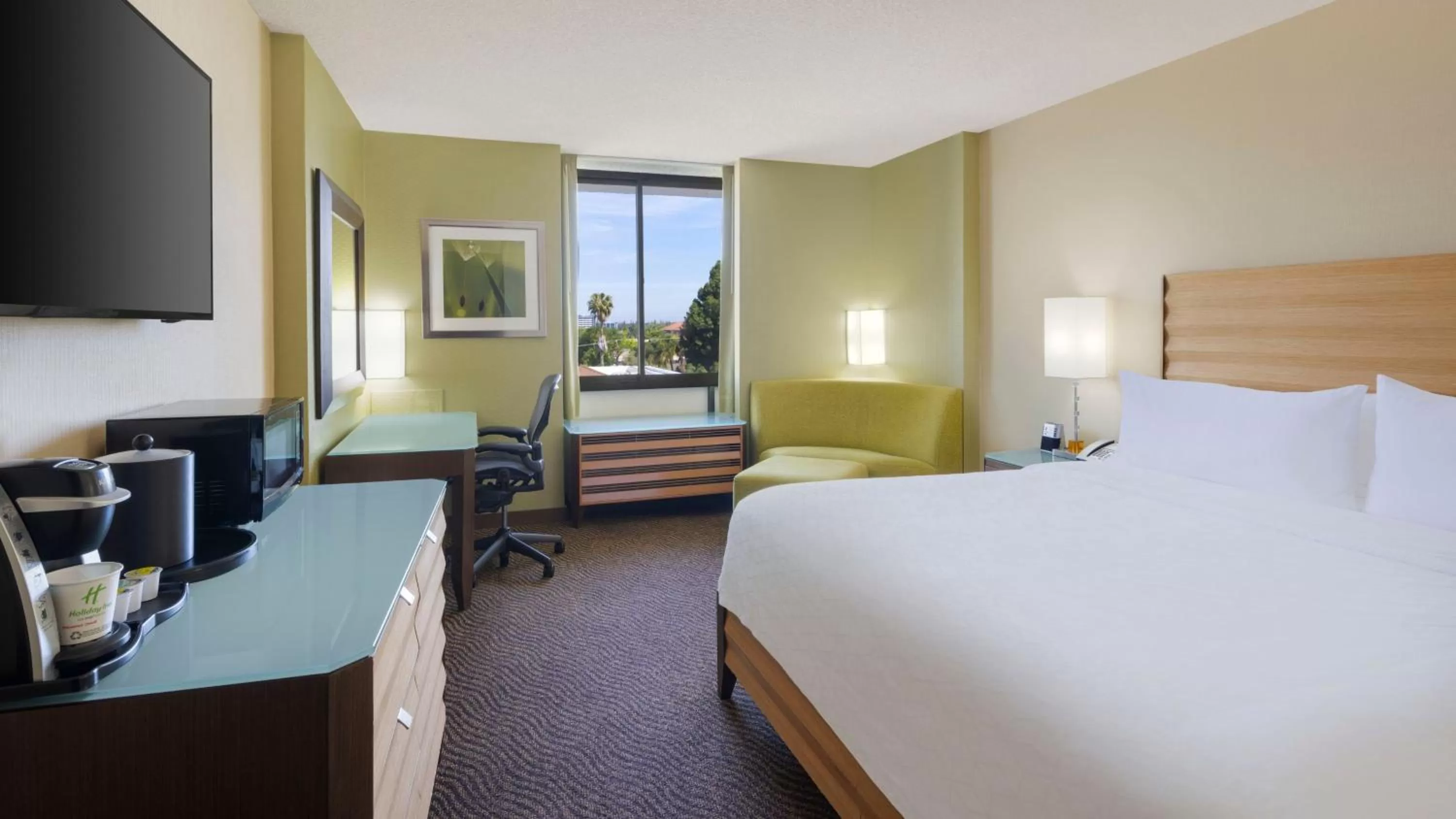 Photo of the whole room, Bed in Holiday Inn San Jose-Silicon Valley by IHG