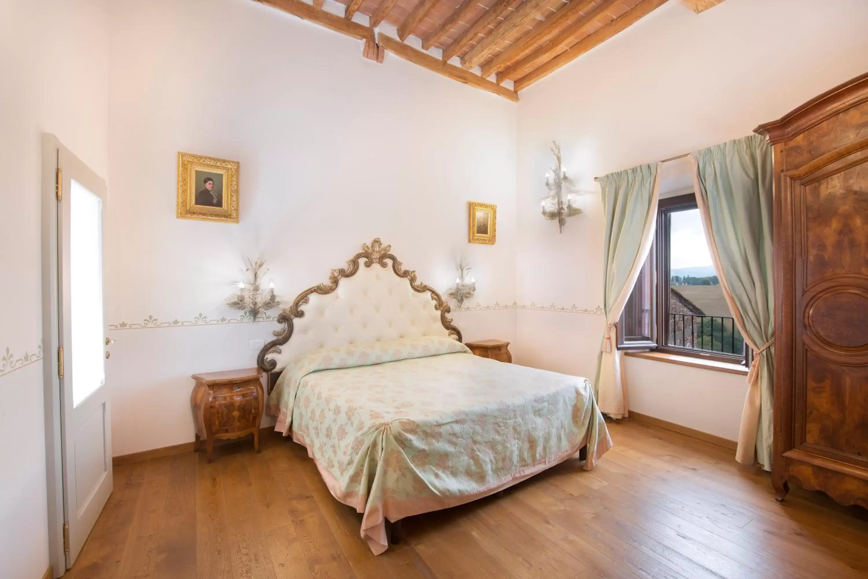 Photo of the whole room, Bed in Palazzo Pacini