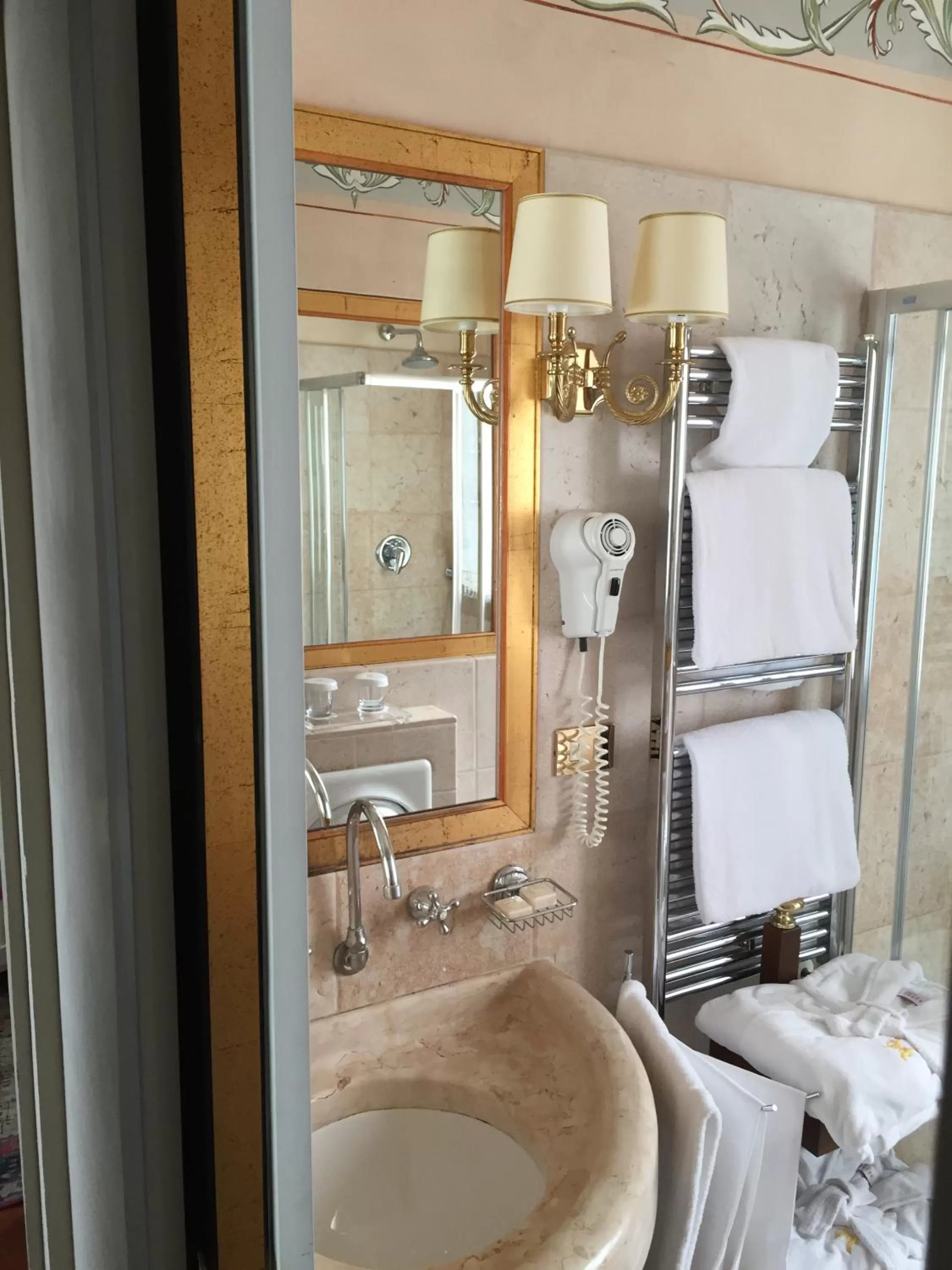 Bathroom in Hotel Gabbia D'Oro