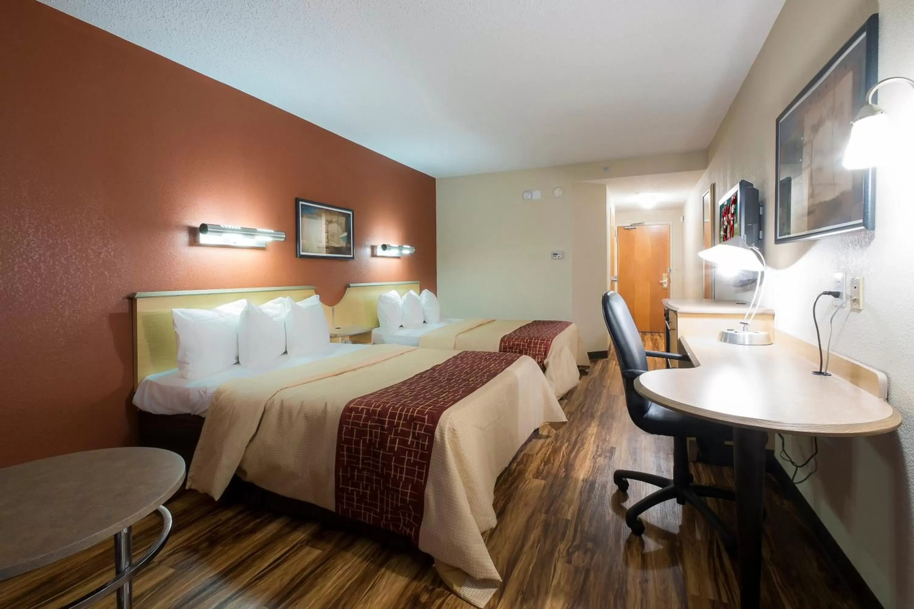 Photo of the whole room, Bed in Red Roof Inn & Suites Philadelphia - Bellmawr