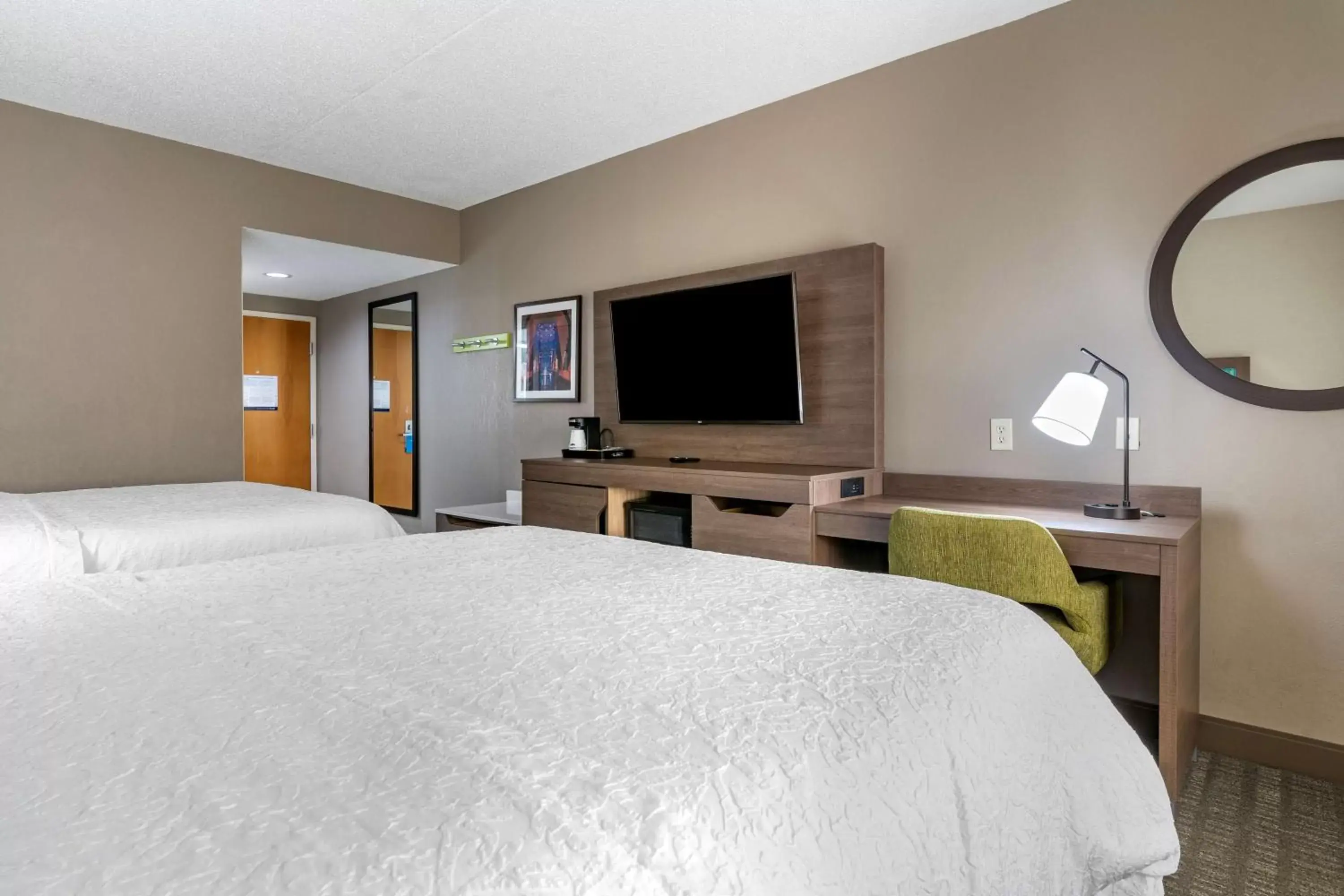 Bedroom, TV/Entertainment Center in Hampton Inn & Suites Louisville East