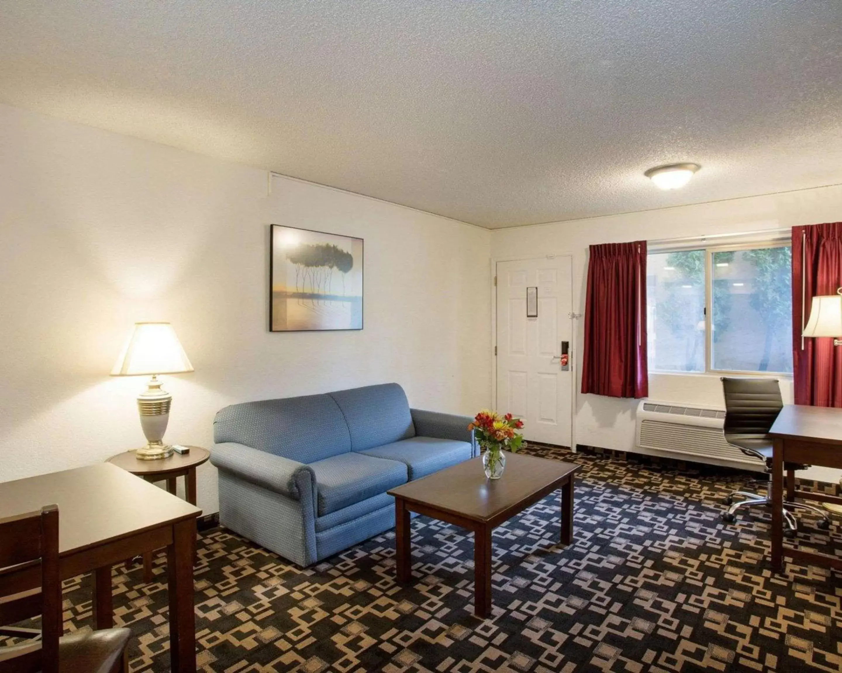 Photo of the whole room, Seating Area in MorningGlory Inn & Suites
