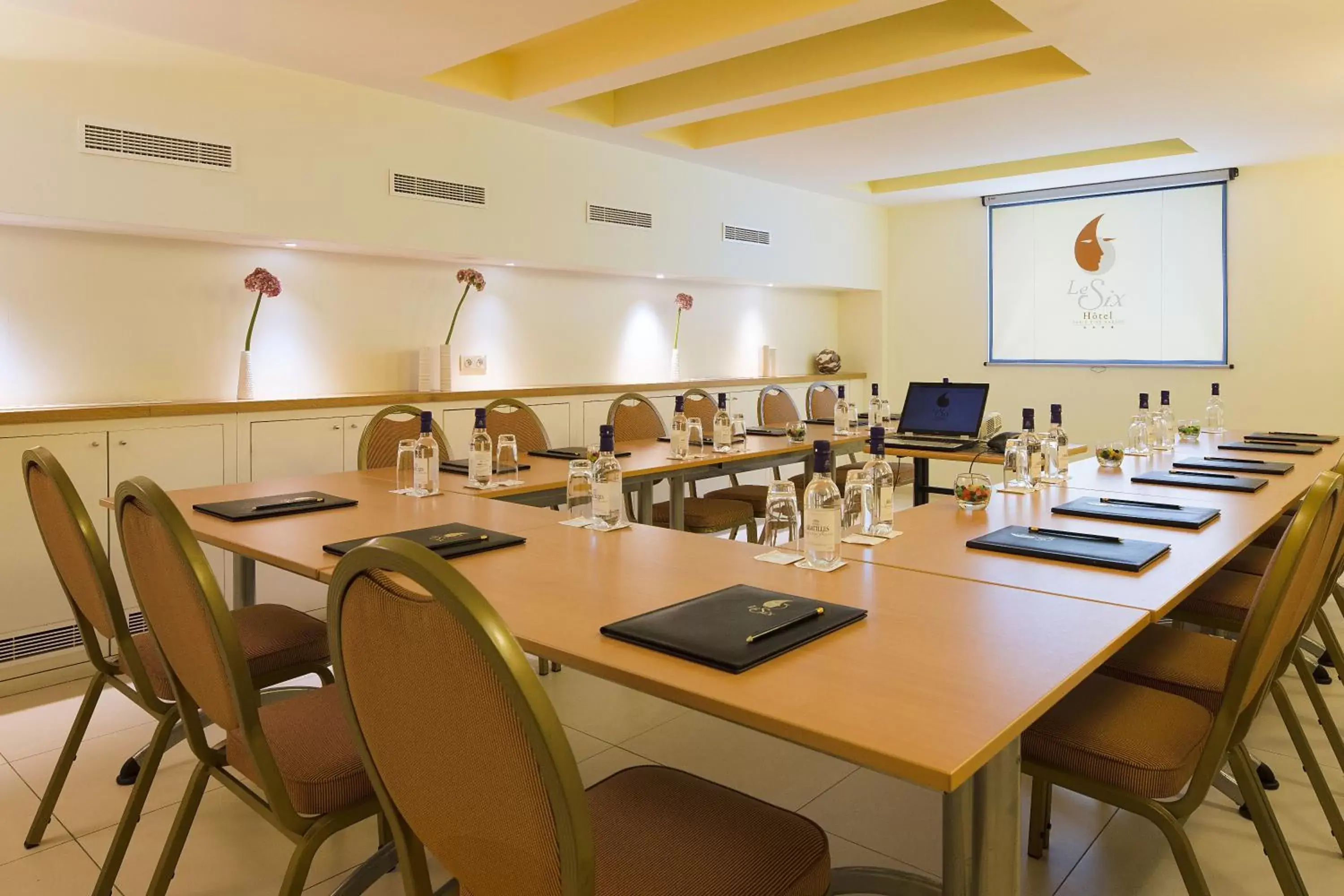 Business facilities, Business Area/Conference Room in Hotel Le Six