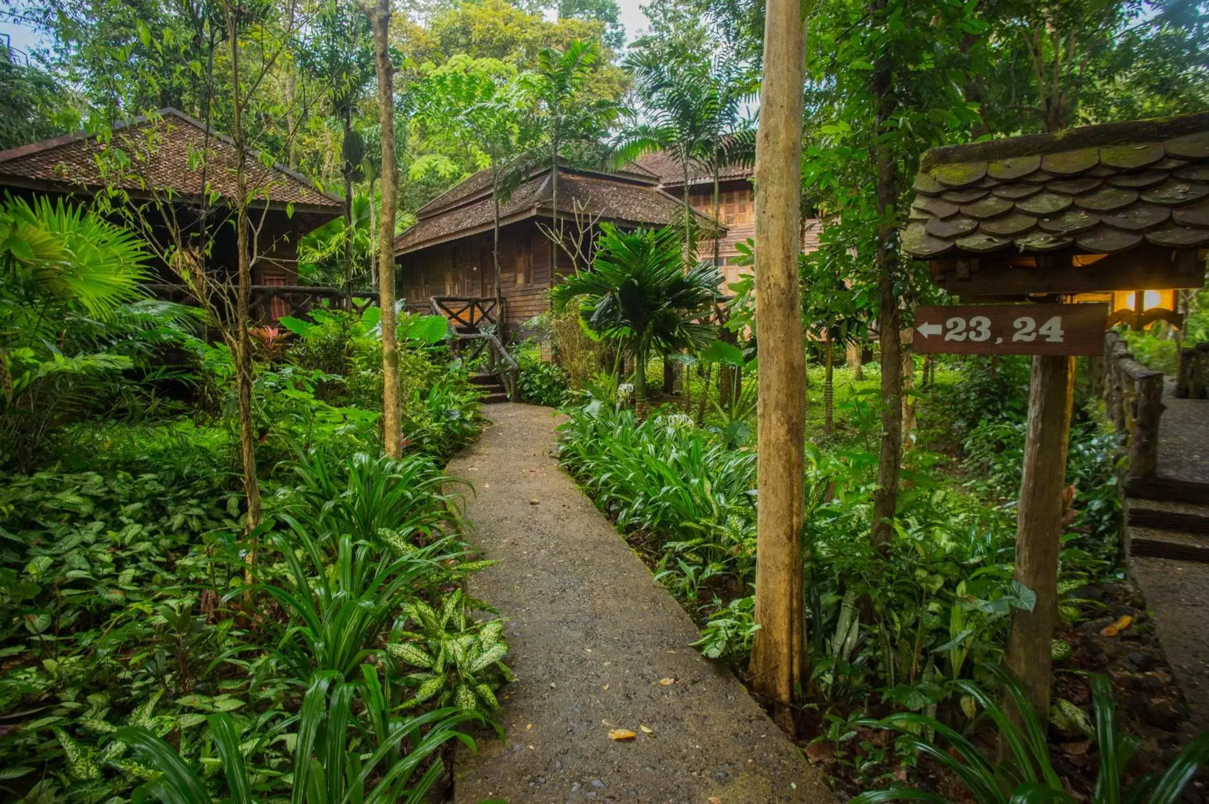 Property Building in Art's Riverview Lodge