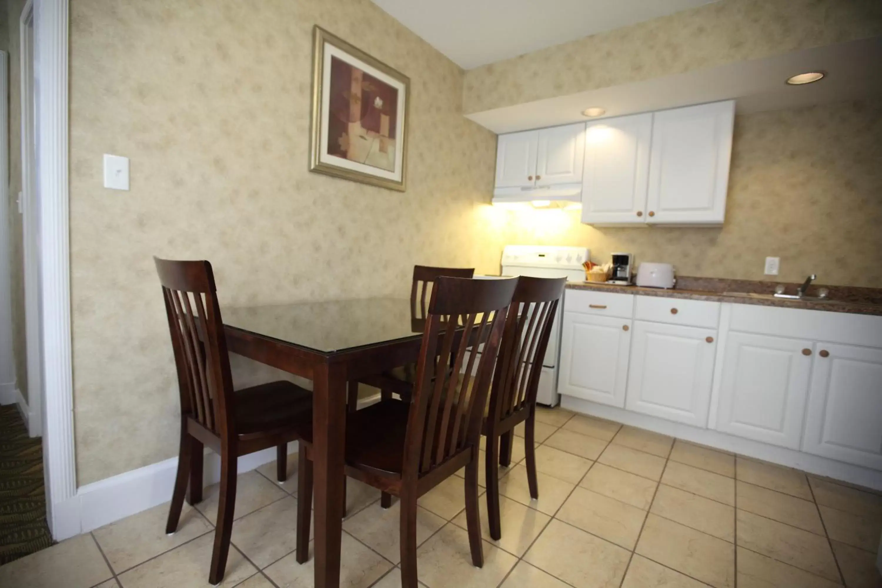 Kitchen or kitchenette, Dining Area in The Island House Hotel