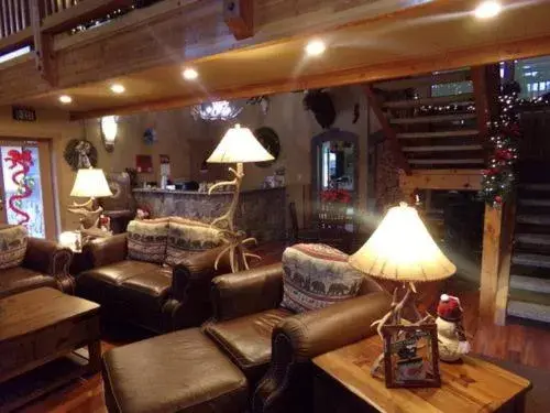 Lobby or reception, Lounge/Bar in Cowlitz River Lodge