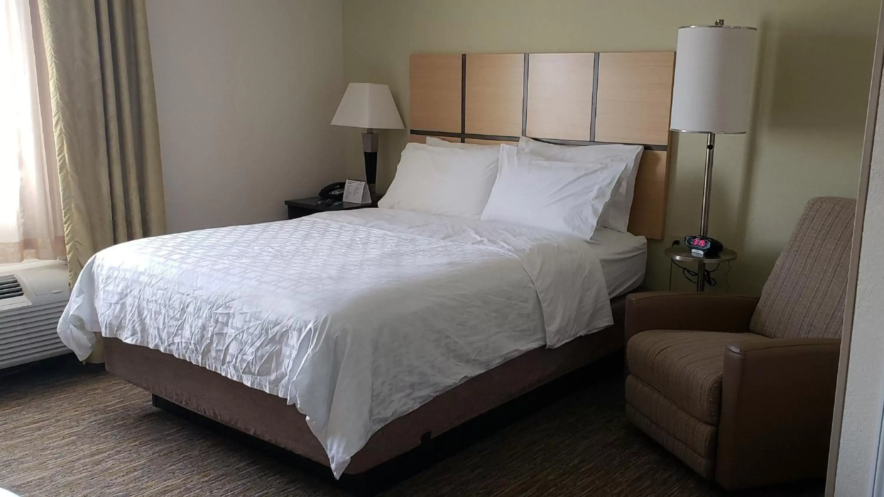 Photo of the whole room, Bed in Candlewood Suites Woodward, an IHG Hotel