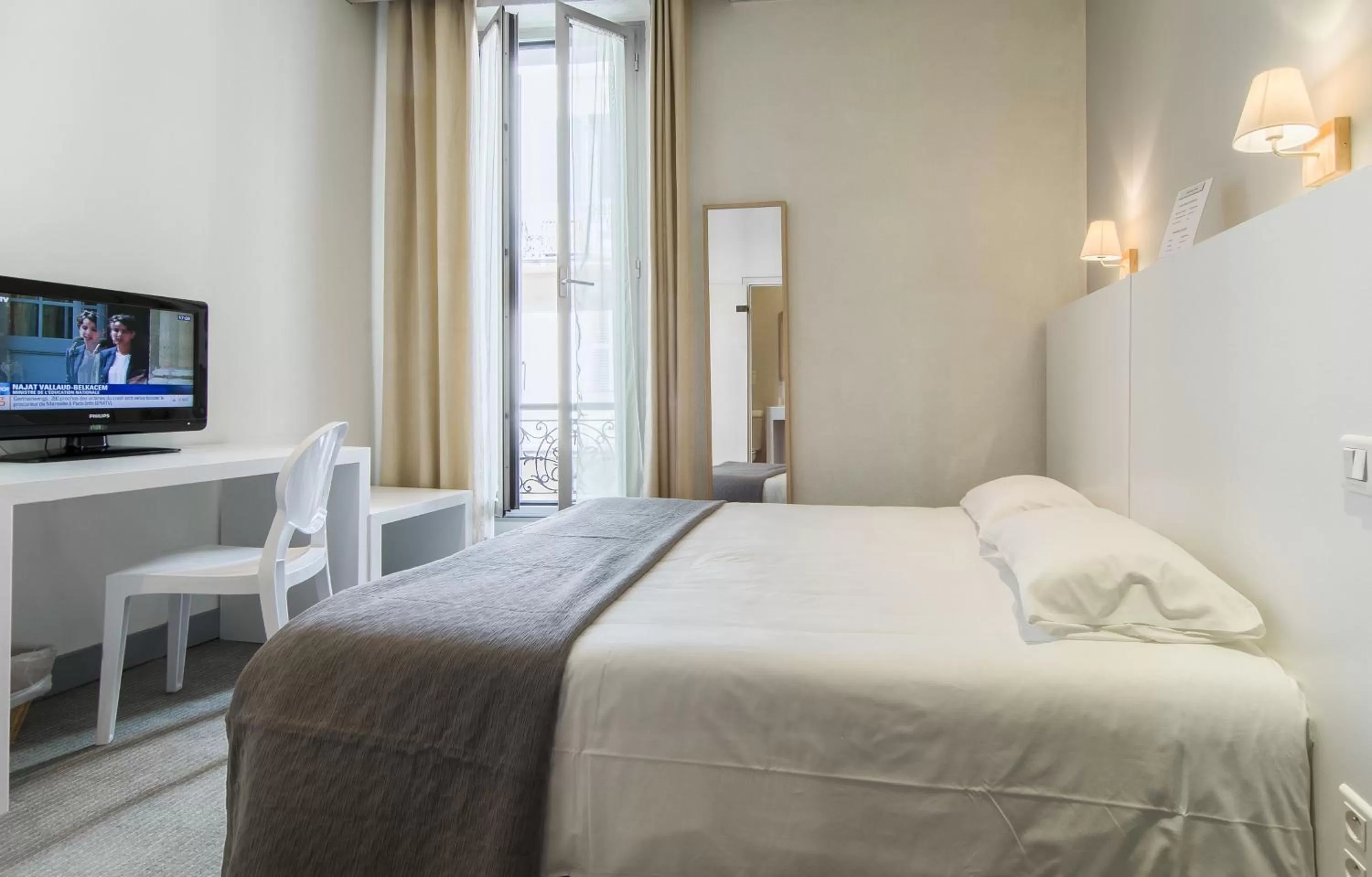 Bed in Hôtel P.L.M.