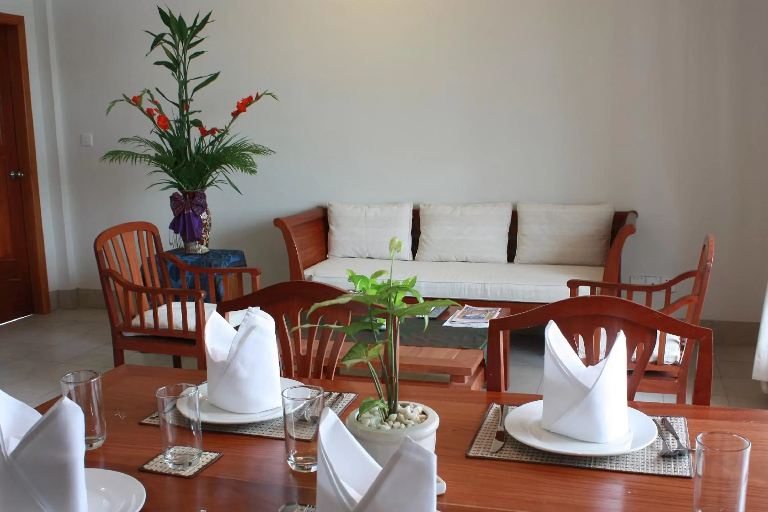 Living room, Restaurant/Places to Eat in Lux Riverside Hotel & Apartment