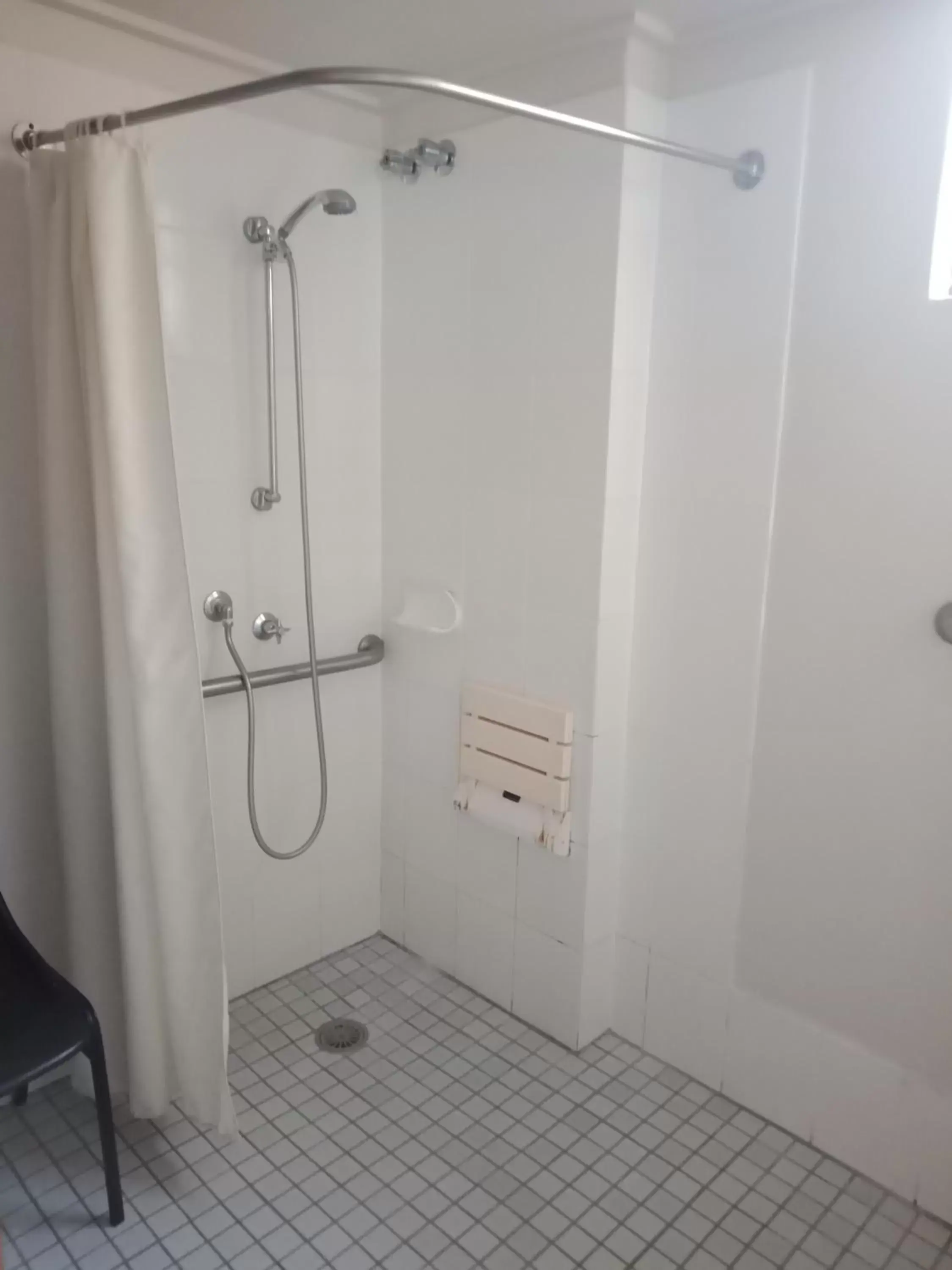 Bathroom in Parkway Motel