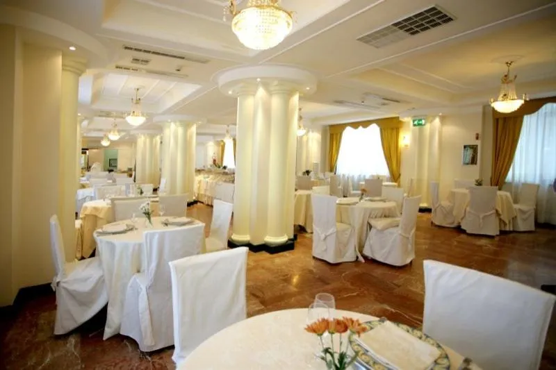 Restaurant/places to eat in Hotel dei Platani