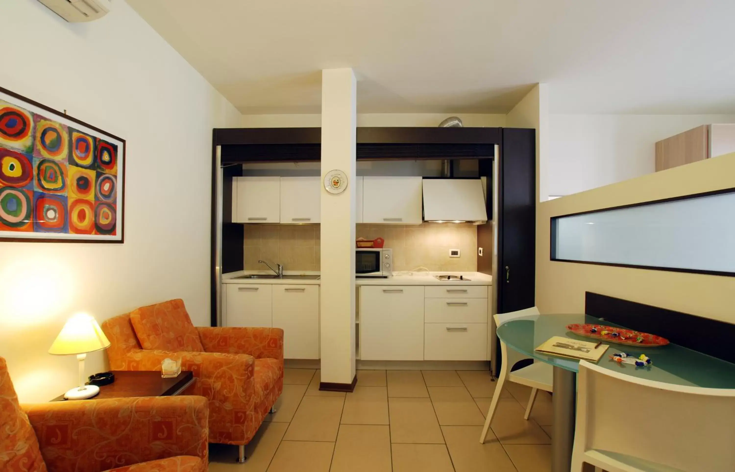 Kitchen or kitchenette, Seating Area in Hotel Carlton