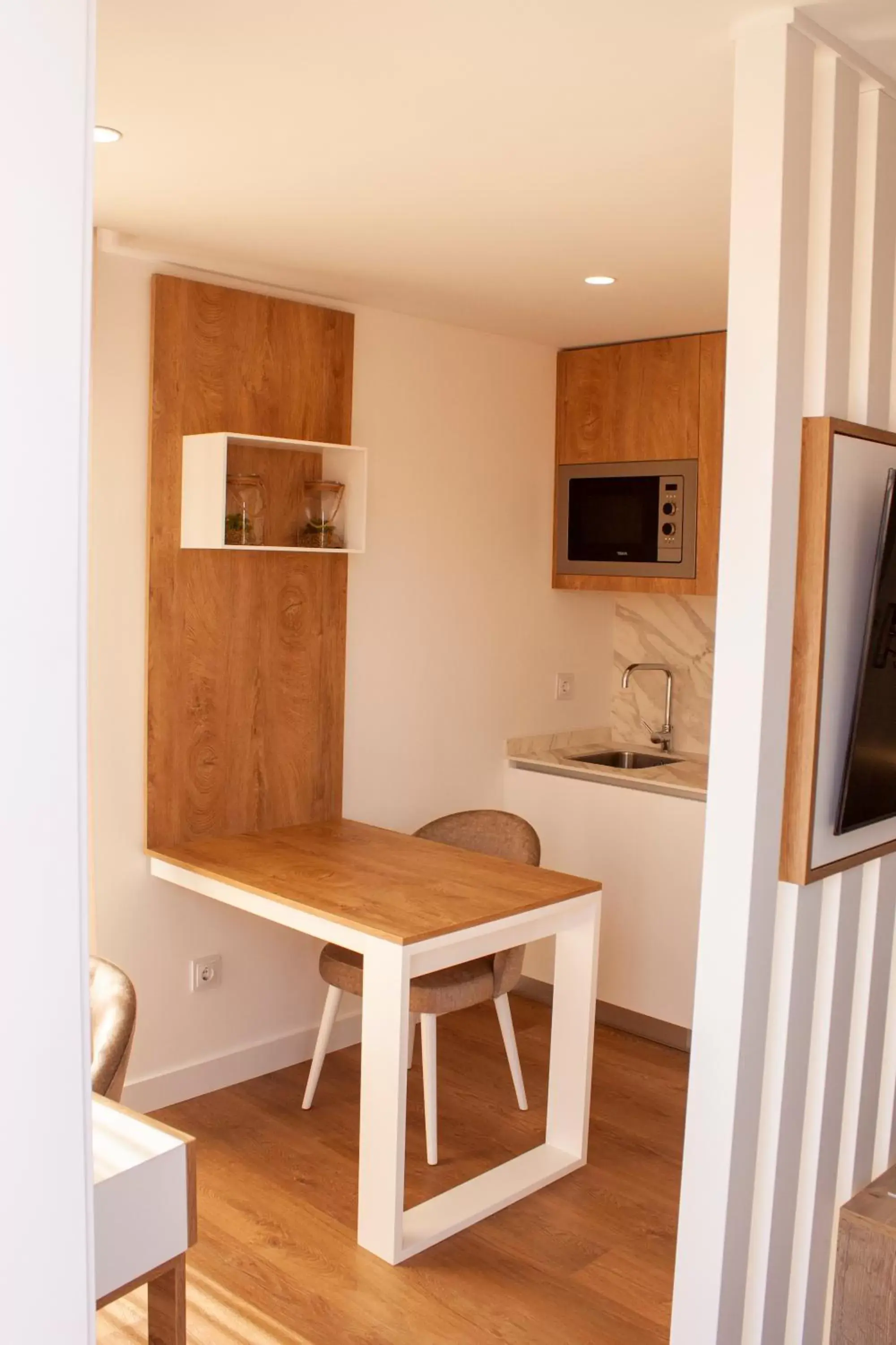 Kitchen or kitchenette, TV/Entertainment Center in Coração do Tua Hotel