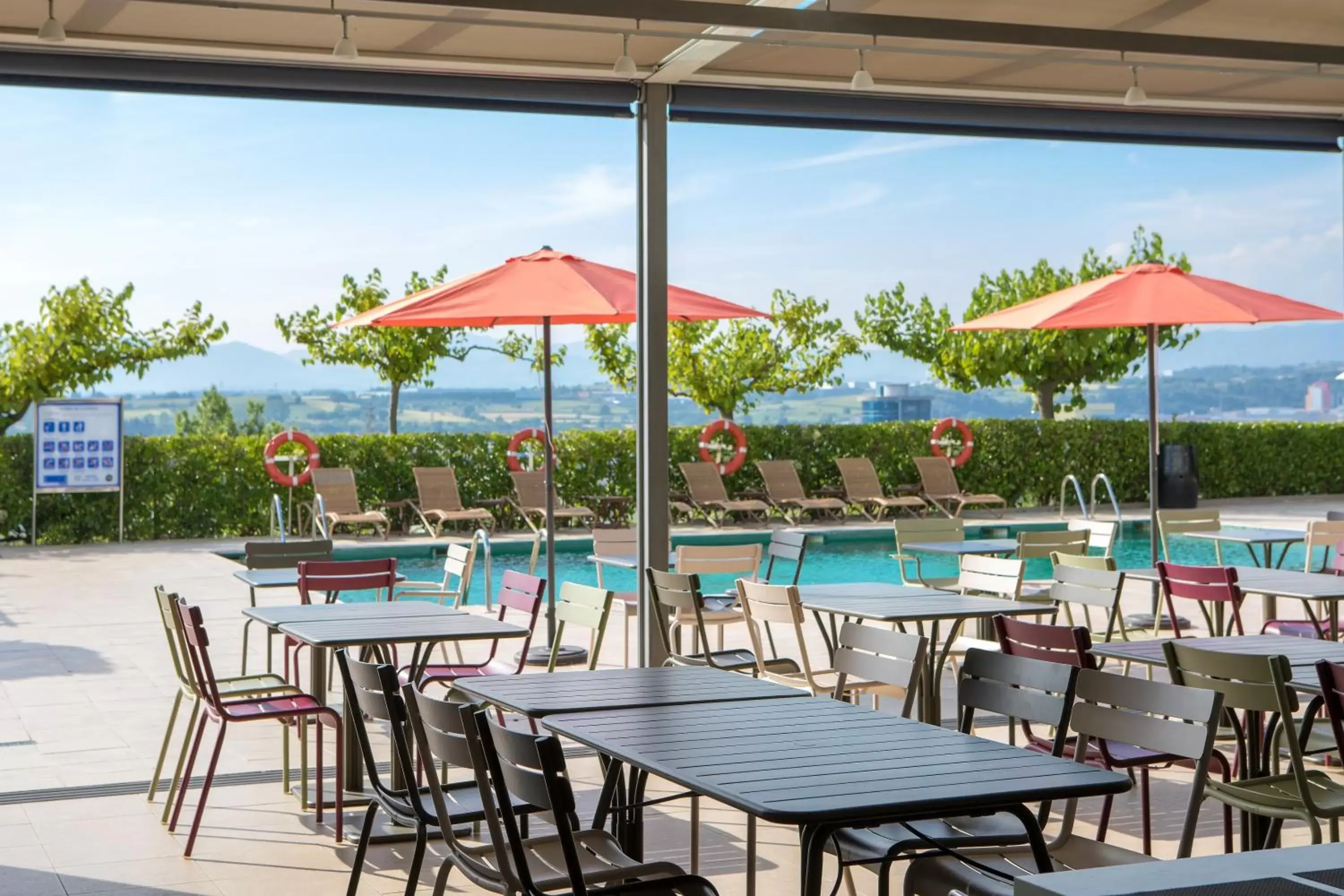 Lounge or bar, Swimming Pool in Augusta Barcelona Vallès