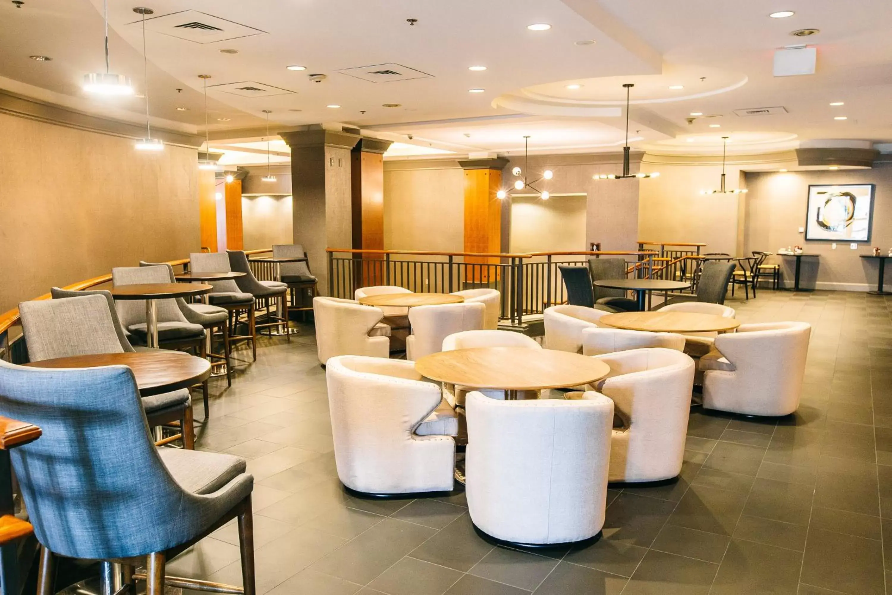 Restaurant/places to eat, Lounge/Bar in Crowne Plaza Hotel Harrisburg-Hershey, an IHG Hotel