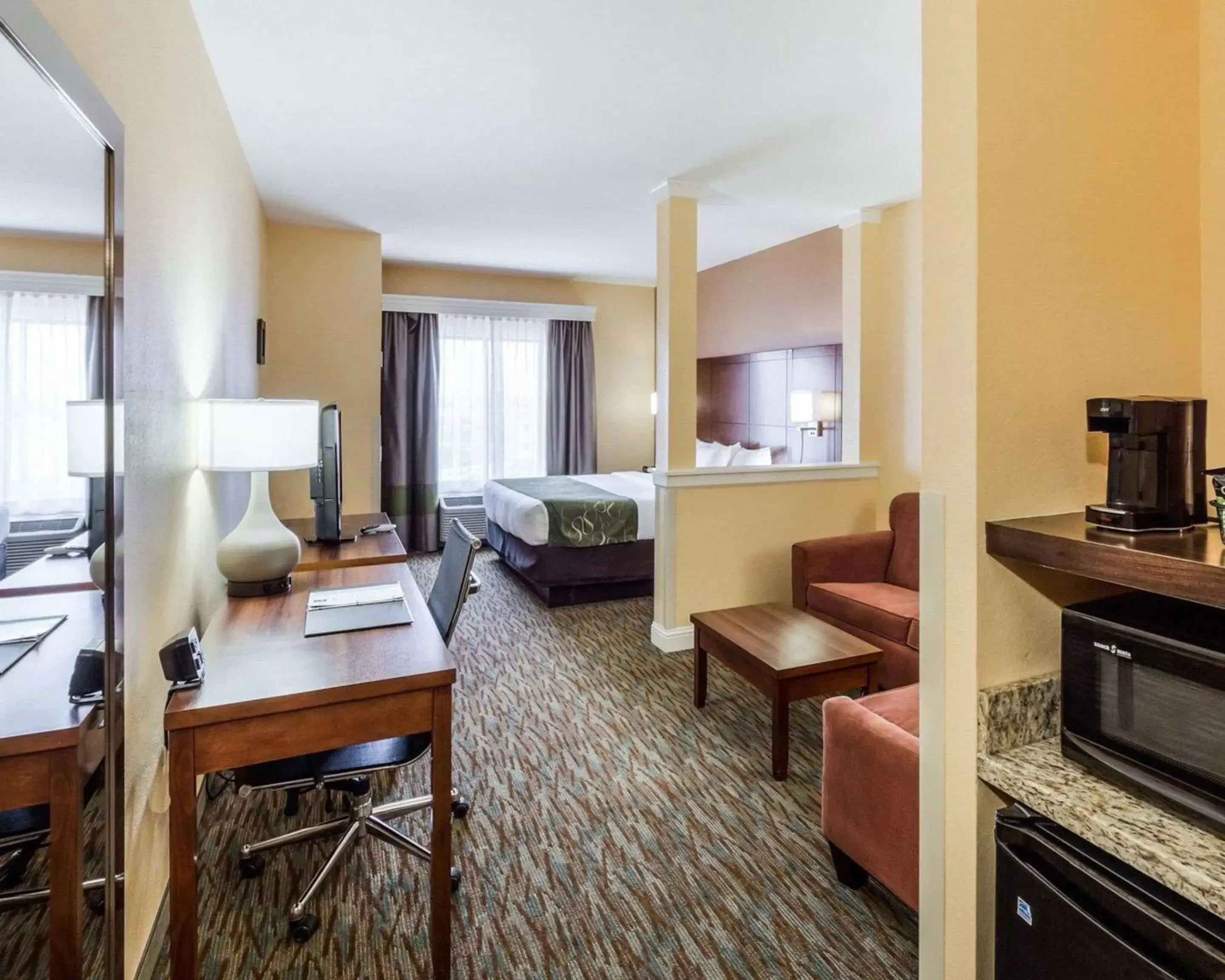 Photo of the whole room, Seating Area in Comfort Suites Cotulla near I-35