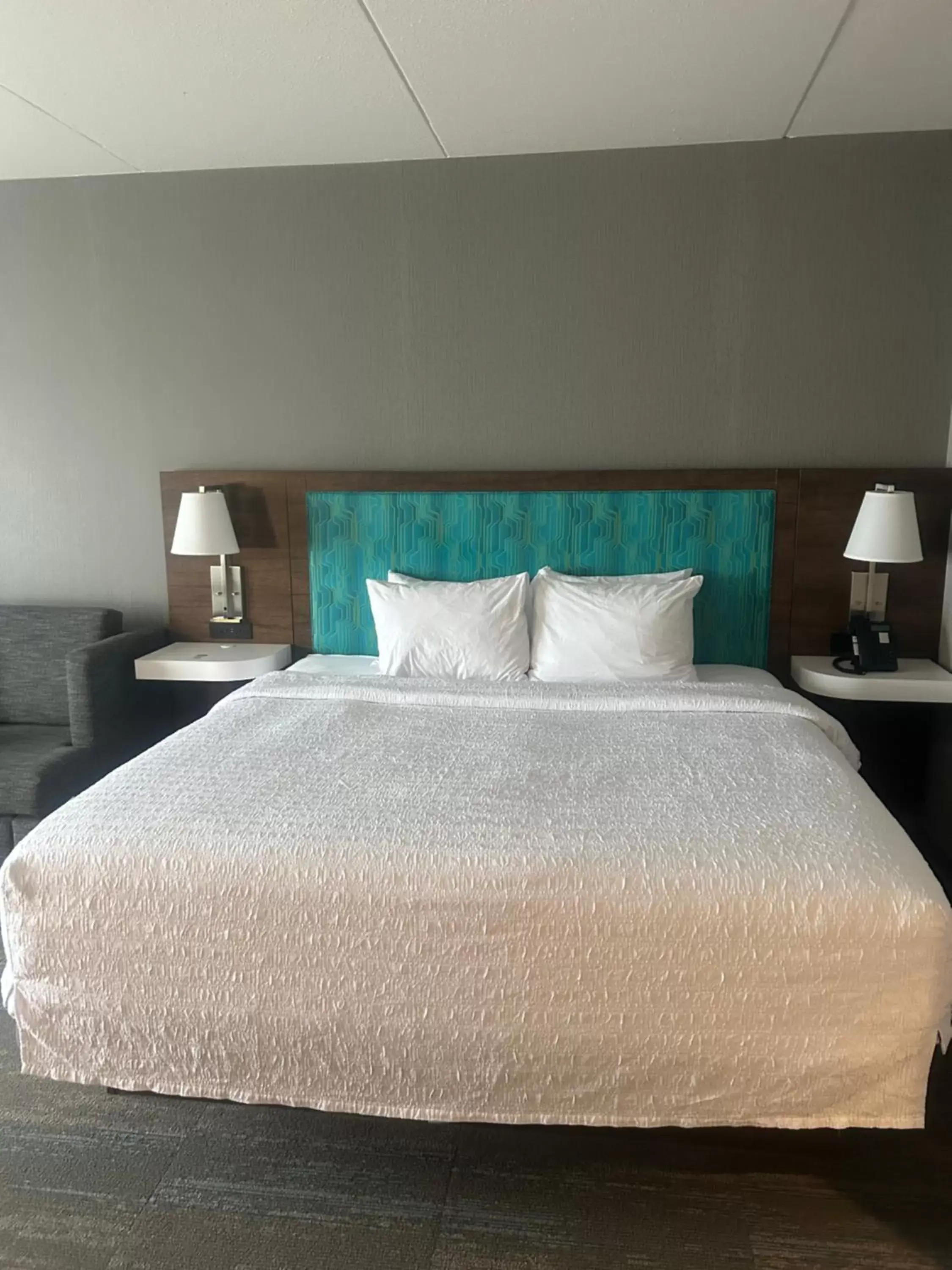 Bed in Hampton Inn By Hilton Kingston