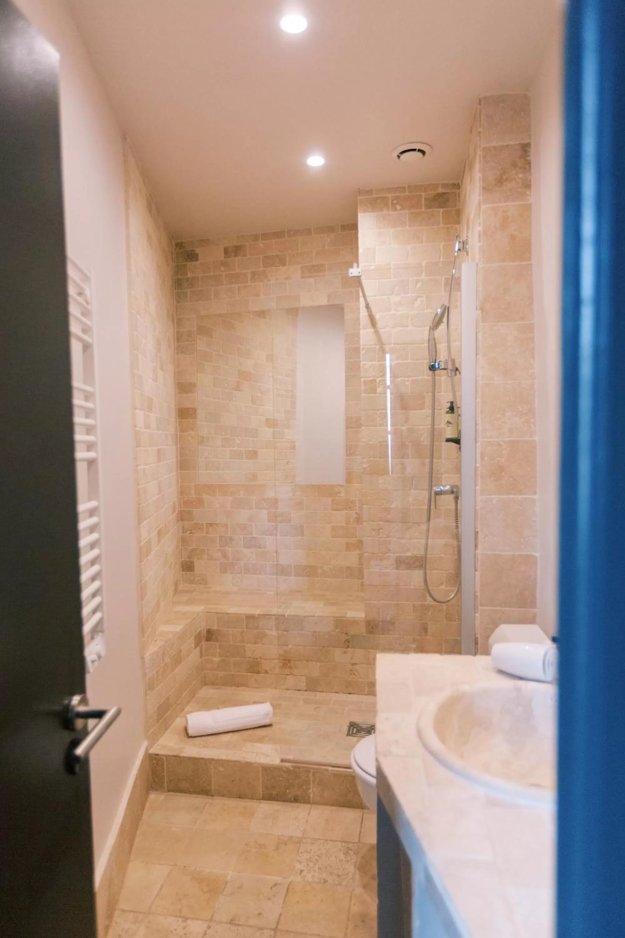 Shower in Le Victoria Boutique Hôtel