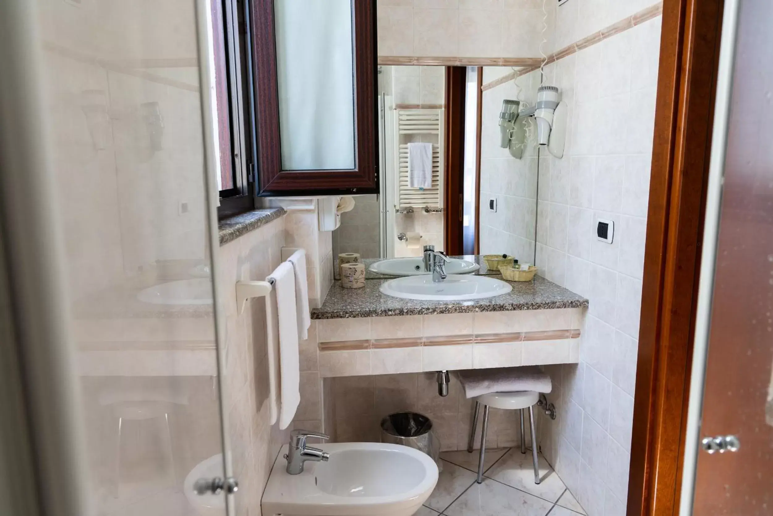 Bathroom in Hotel Ungheria Varese 1946