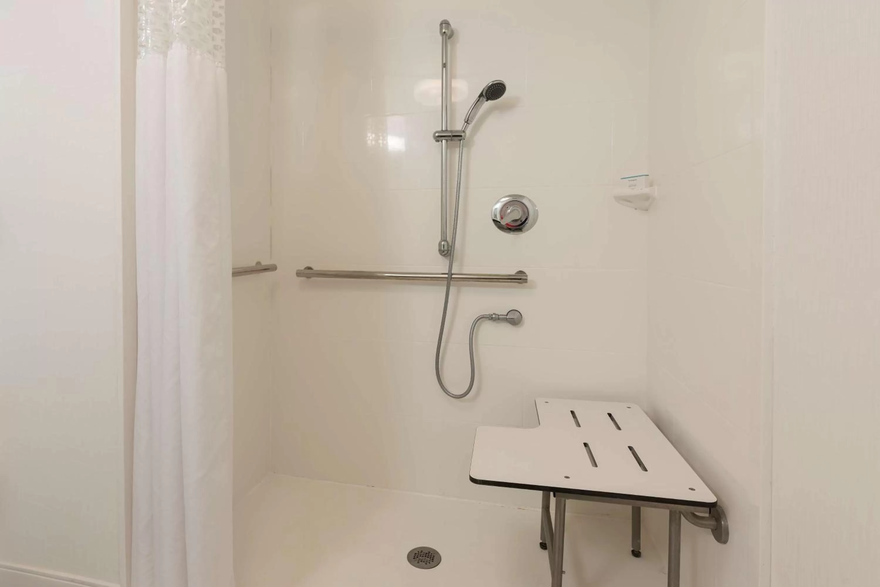 Bathroom in Hampton Inn Milwaukee Northwest