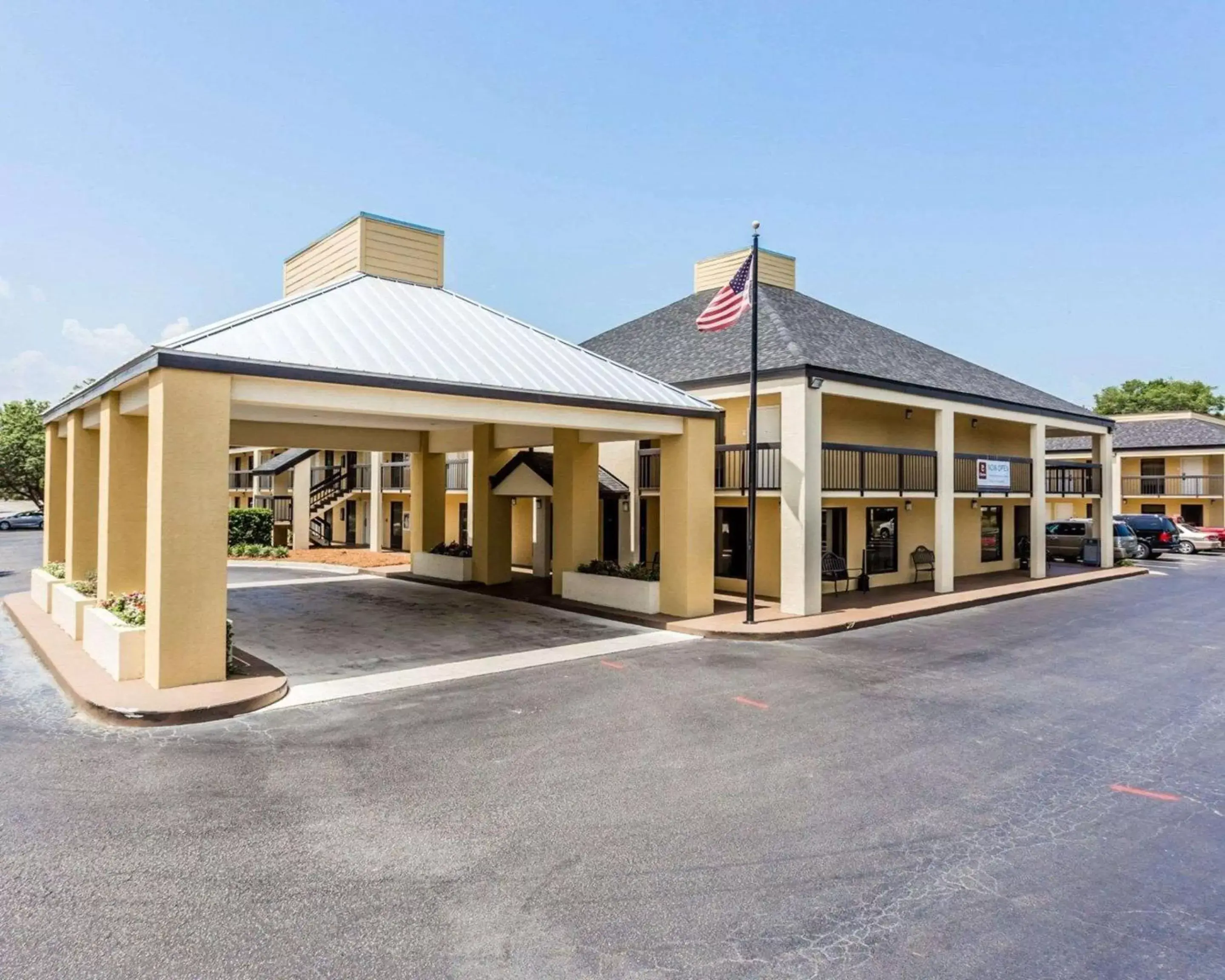 Property Building in Quality Inn Mt. Pleasant – Charleston