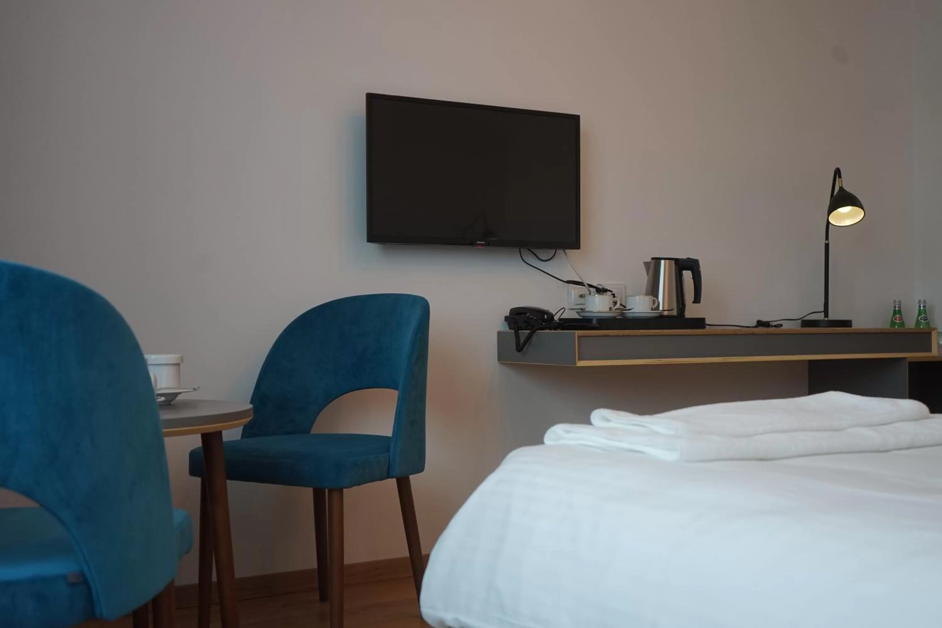 TV and multimedia, Bed in HOTEL Art Cafe