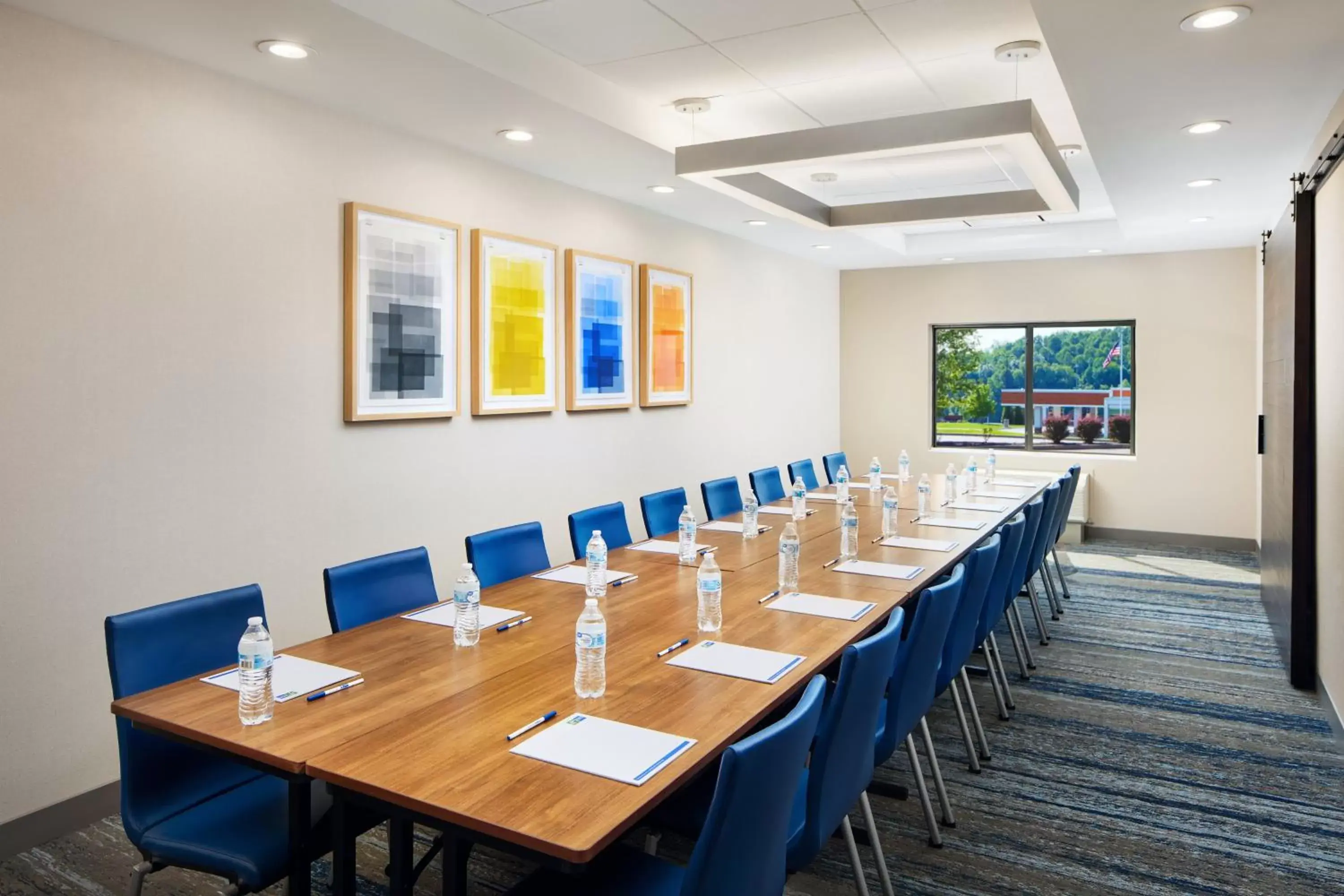 Meeting/conference room in Holiday Inn Express & Suites Bridgeport, an IHG Hotel