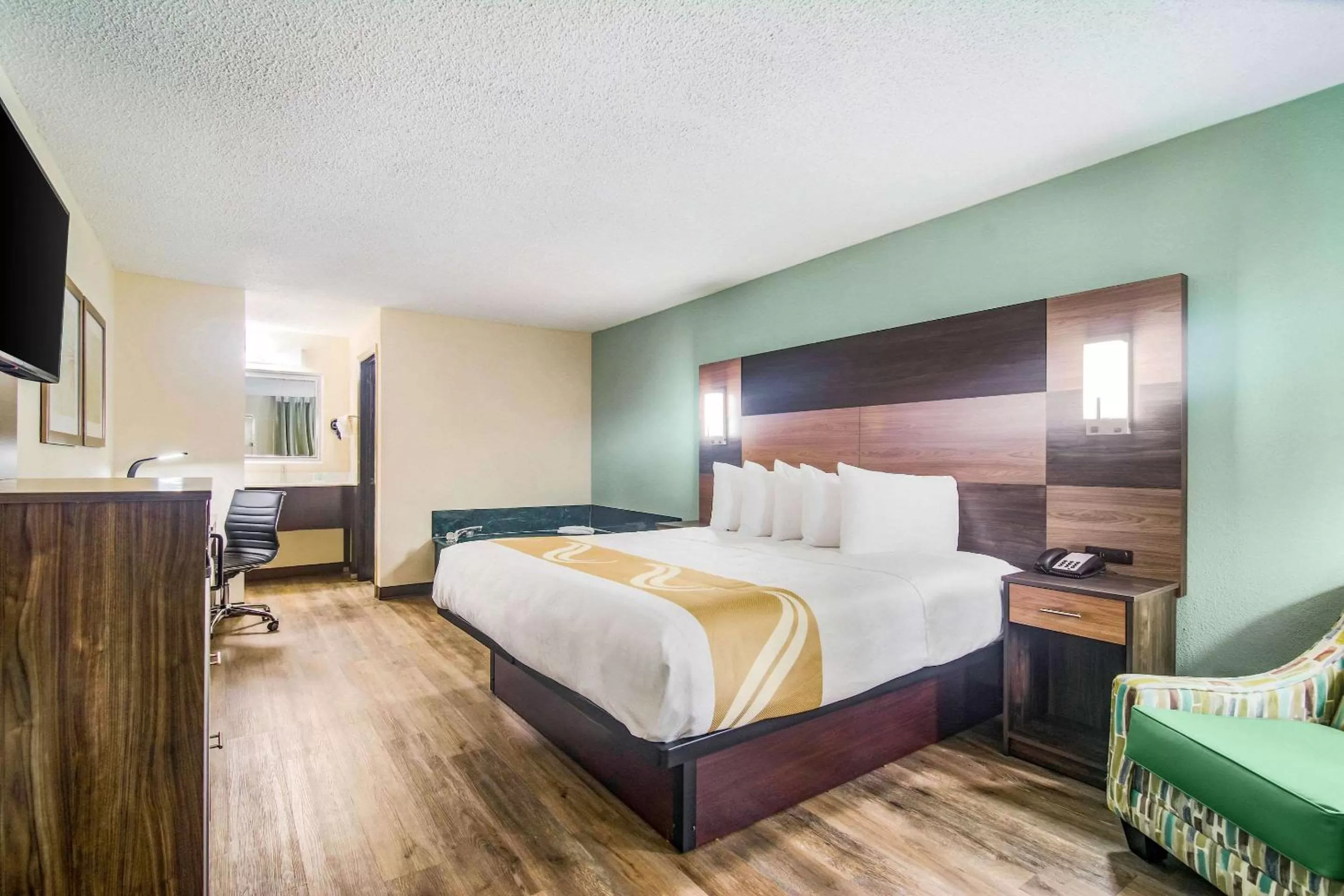 Photo of the whole room, Bed in Quality Inn & Suites Lake City