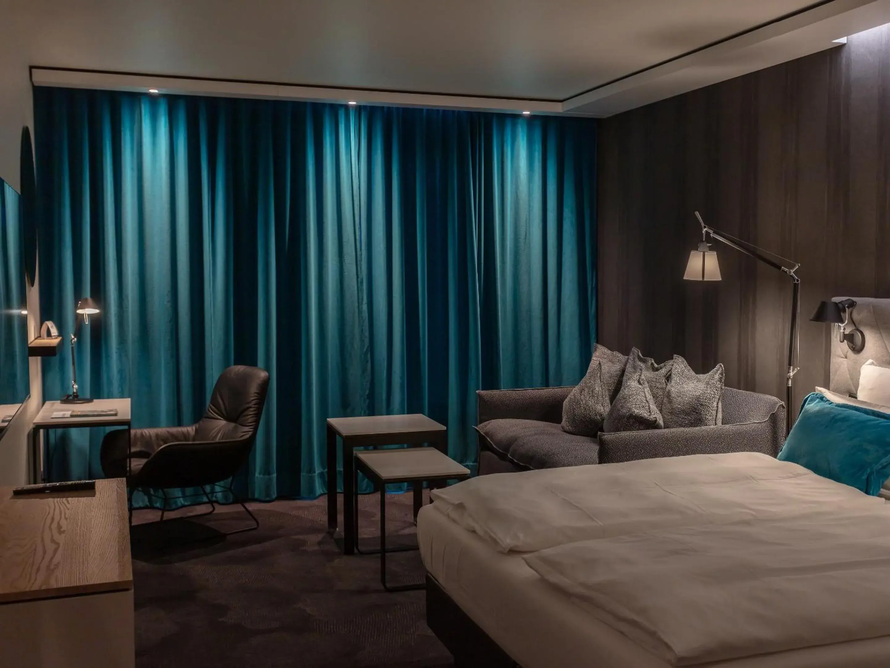 Photo of the whole room, Seating Area in Motel One Saarbrücken