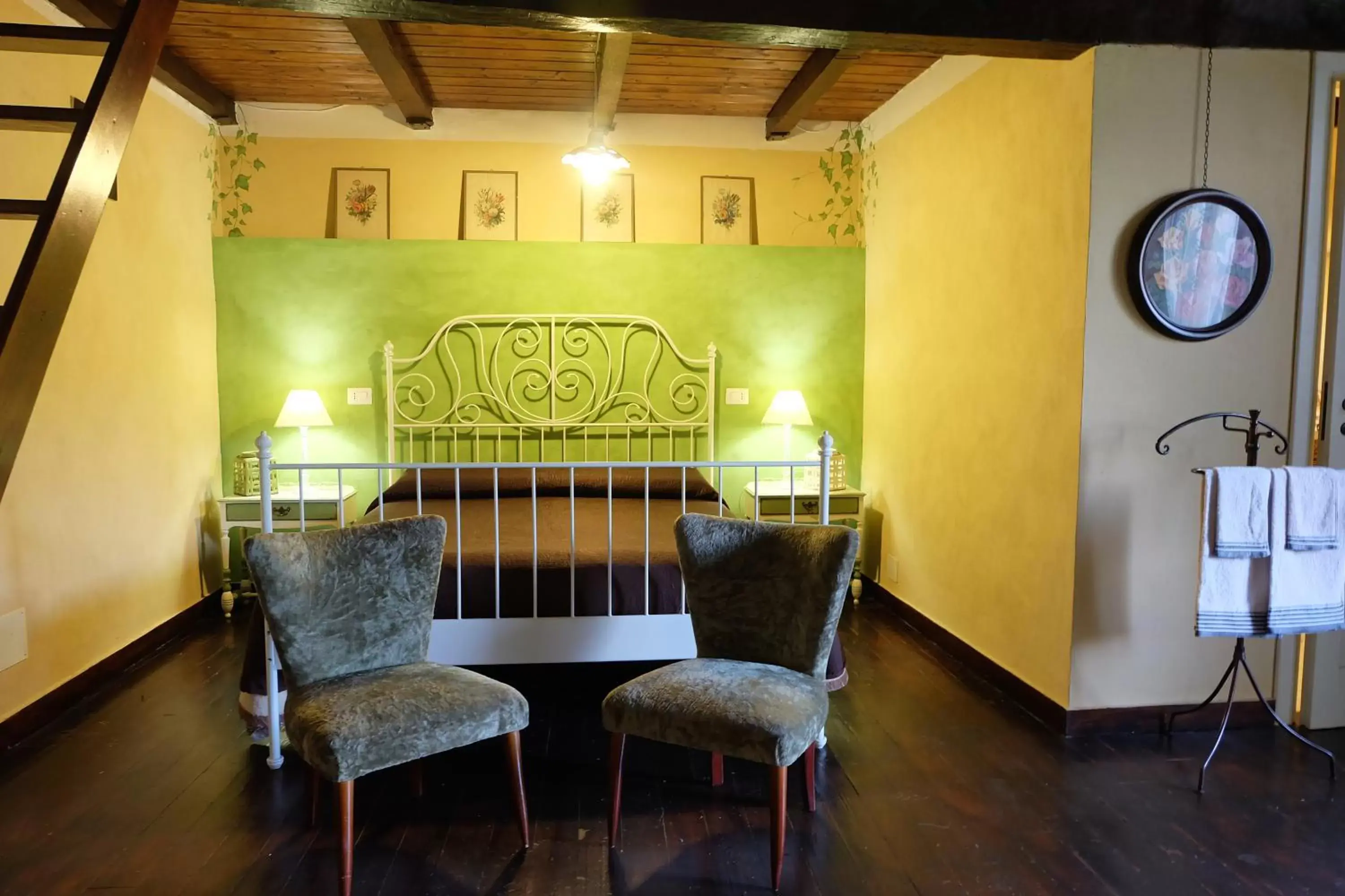 Bed, Dining Area in Antica Taverna del Principe