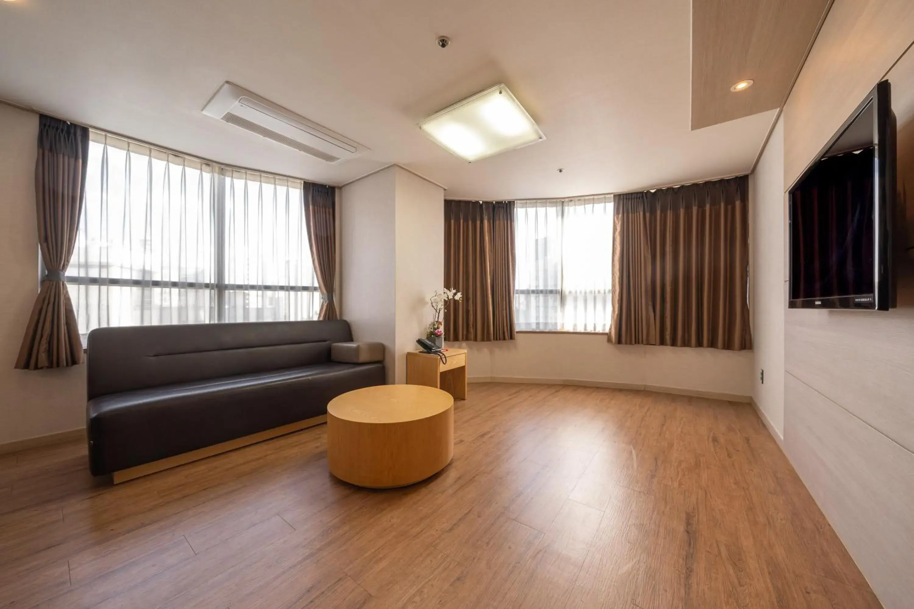 Living room, Seating Area in Ramada by Wyndham Seoul Dongdaemun