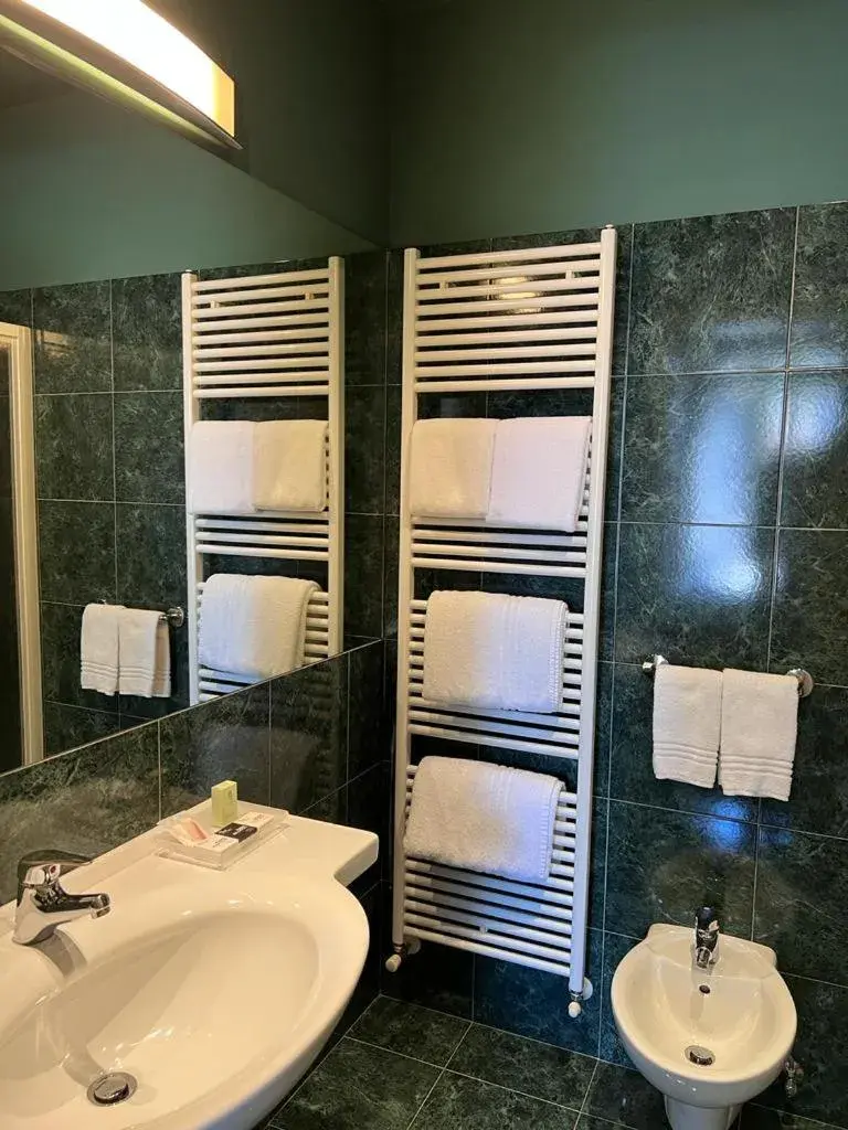Toilet, Bathroom in Hotel Villa Miravalle