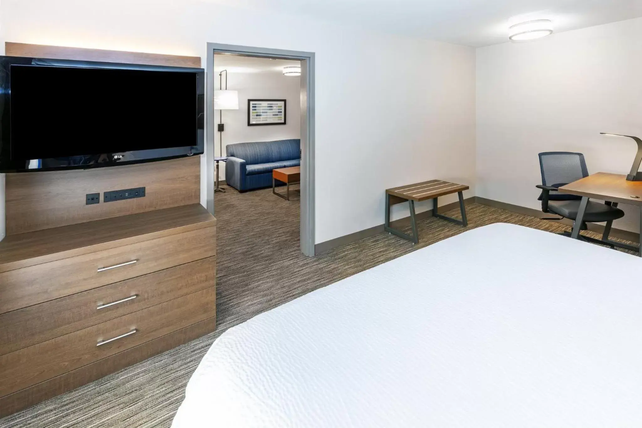 Photo of the whole room, TV/Entertainment Center in Holiday Inn Express & Suites Sulphur - Lake Charles, an IHG Hotel