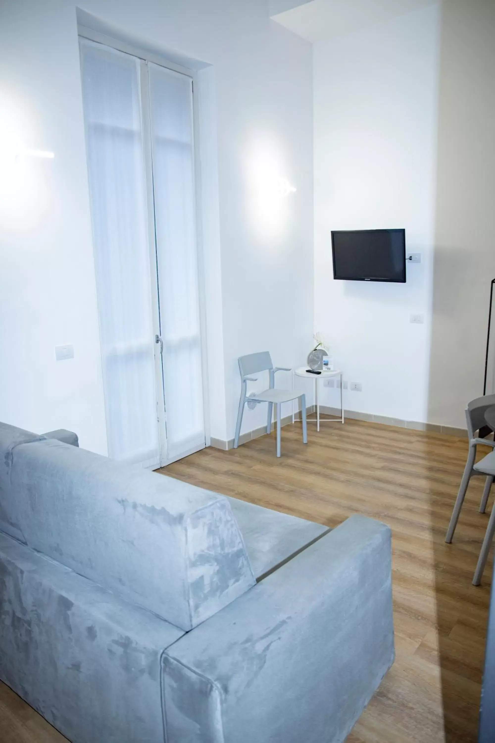 TV and multimedia, Bed in Easy Milano - Rooms and Apartments Navigli