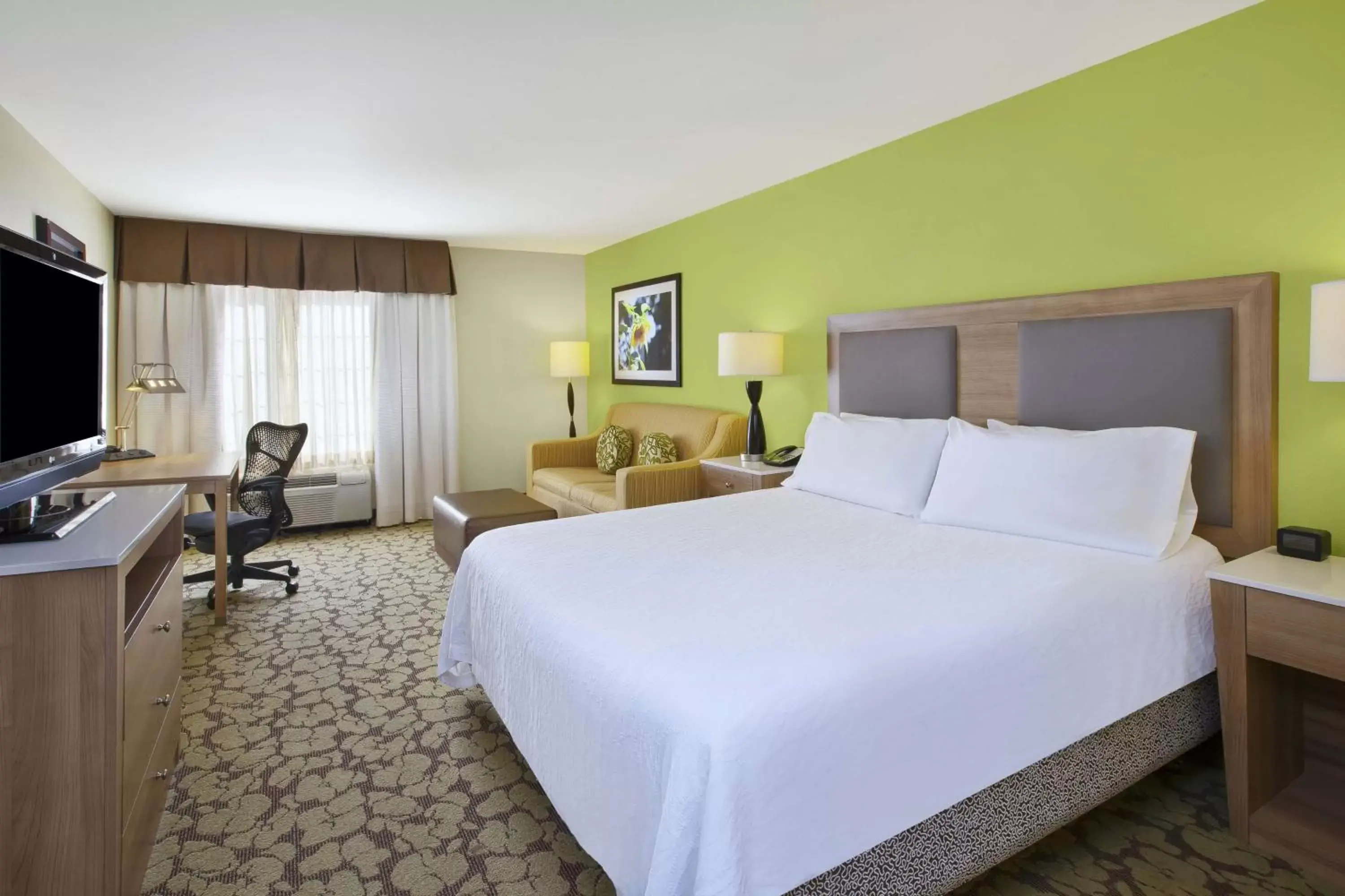 Bedroom, Bed in Hilton Garden Inn Wichita