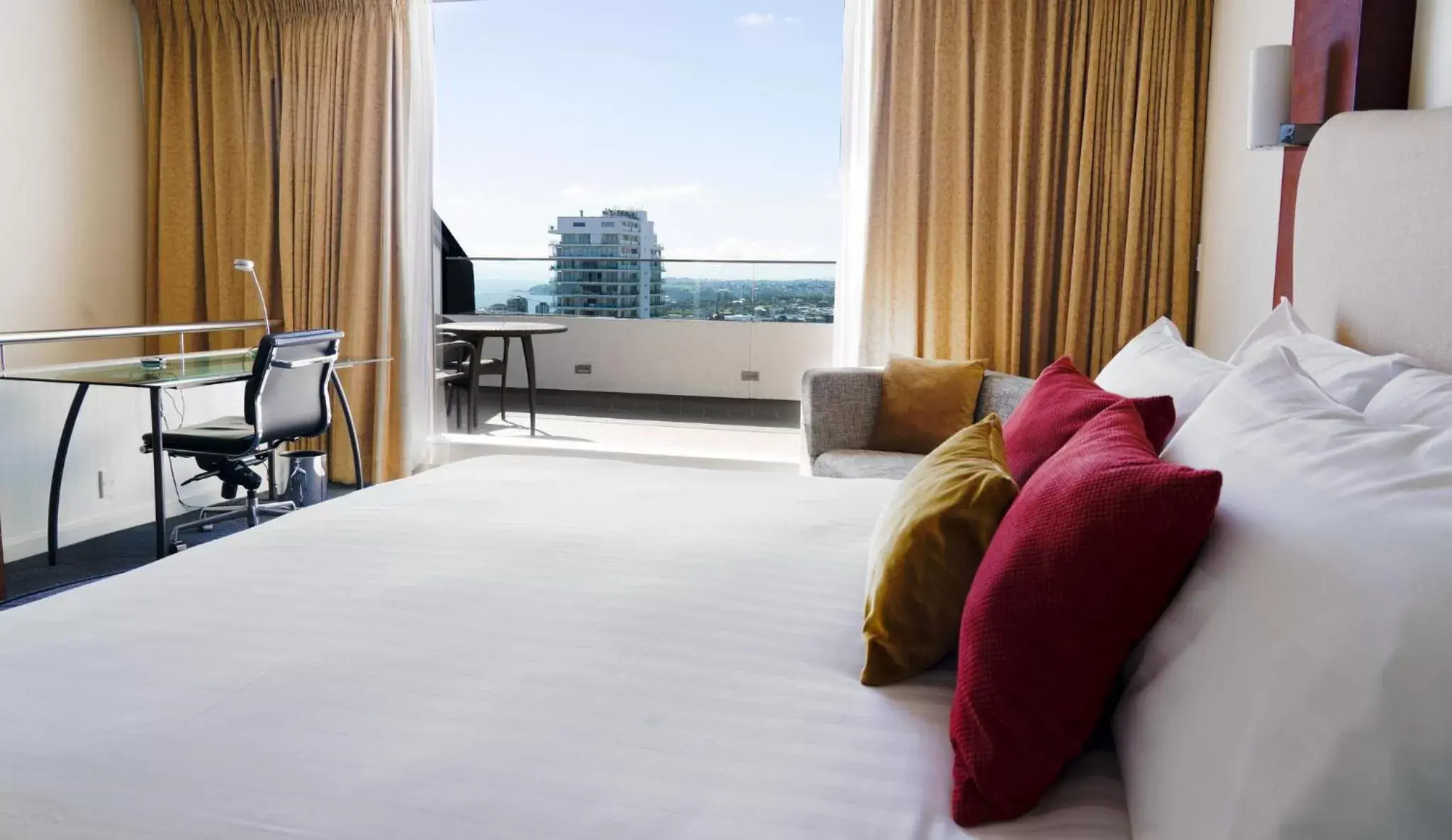 Photo of the whole room, Bed in Crowne Plaza Auckland by IHG Photo of the whole room, Bed in Crowne Plaza Auckland by IHG