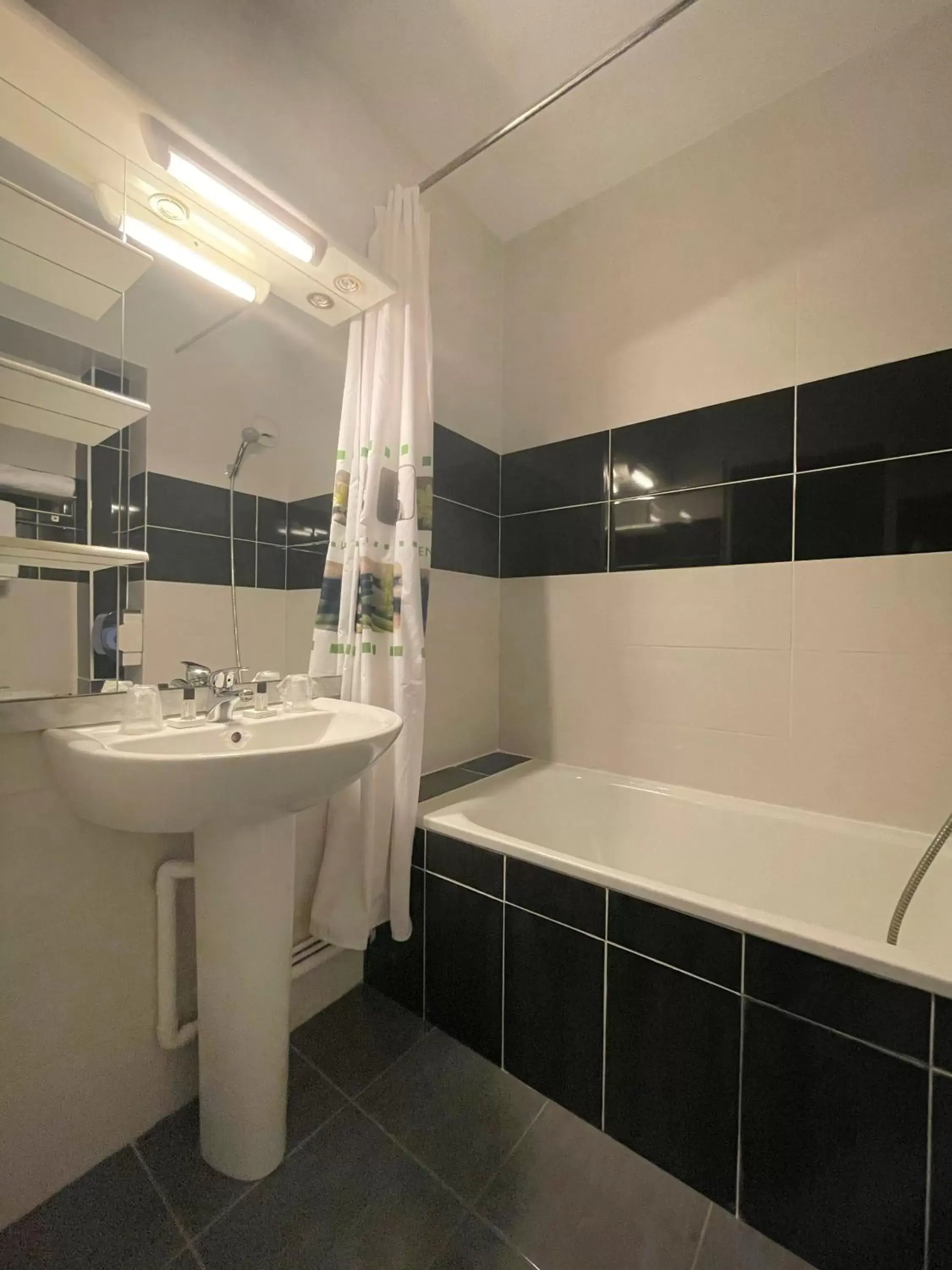 1 Double Bed in Hôtel Restaurant Kyriad Direct DIJON NORD - Zenith - Toison d'Or 1 Double Bed in Hôtel Restaurant Kyriad Direct DIJON NORD - Zenith - Toison d'Or